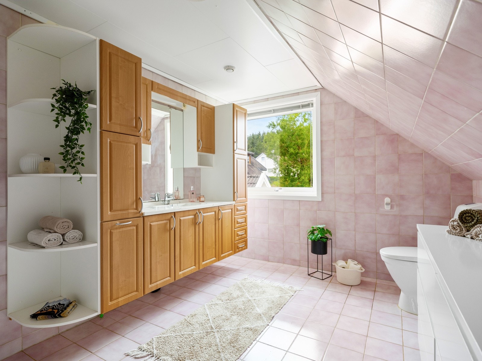 Baderomsinnredning med god skap- og skuffeplass Galleribilde