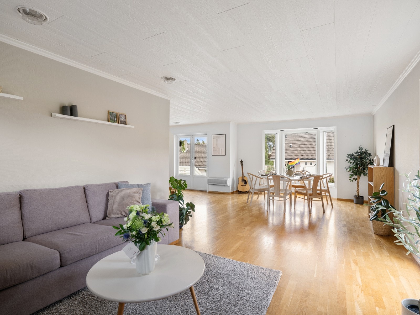 Store vindusflater sikrer stuen godt med naturlig lys Galleribilde