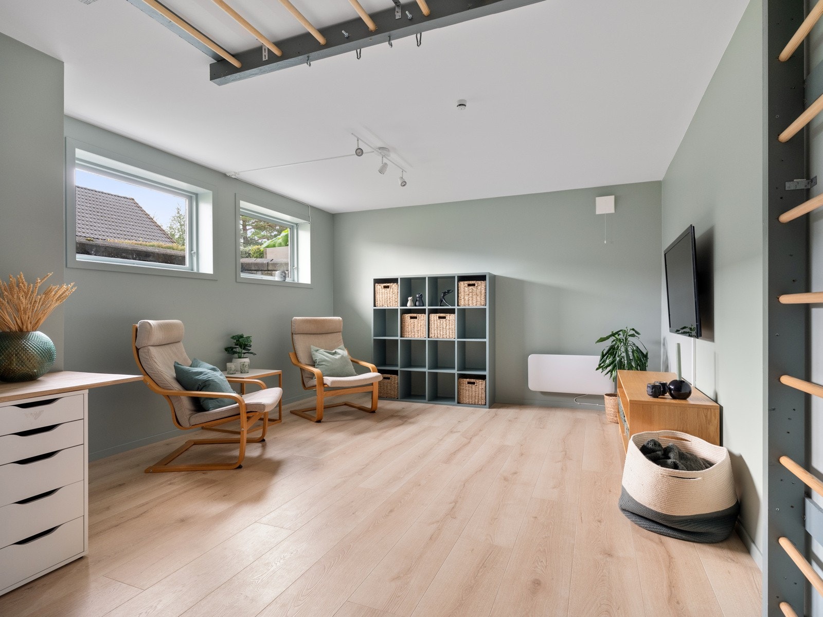 Kjellerstue med god plass til sittegruppe og tv-seksjon Galleribilde