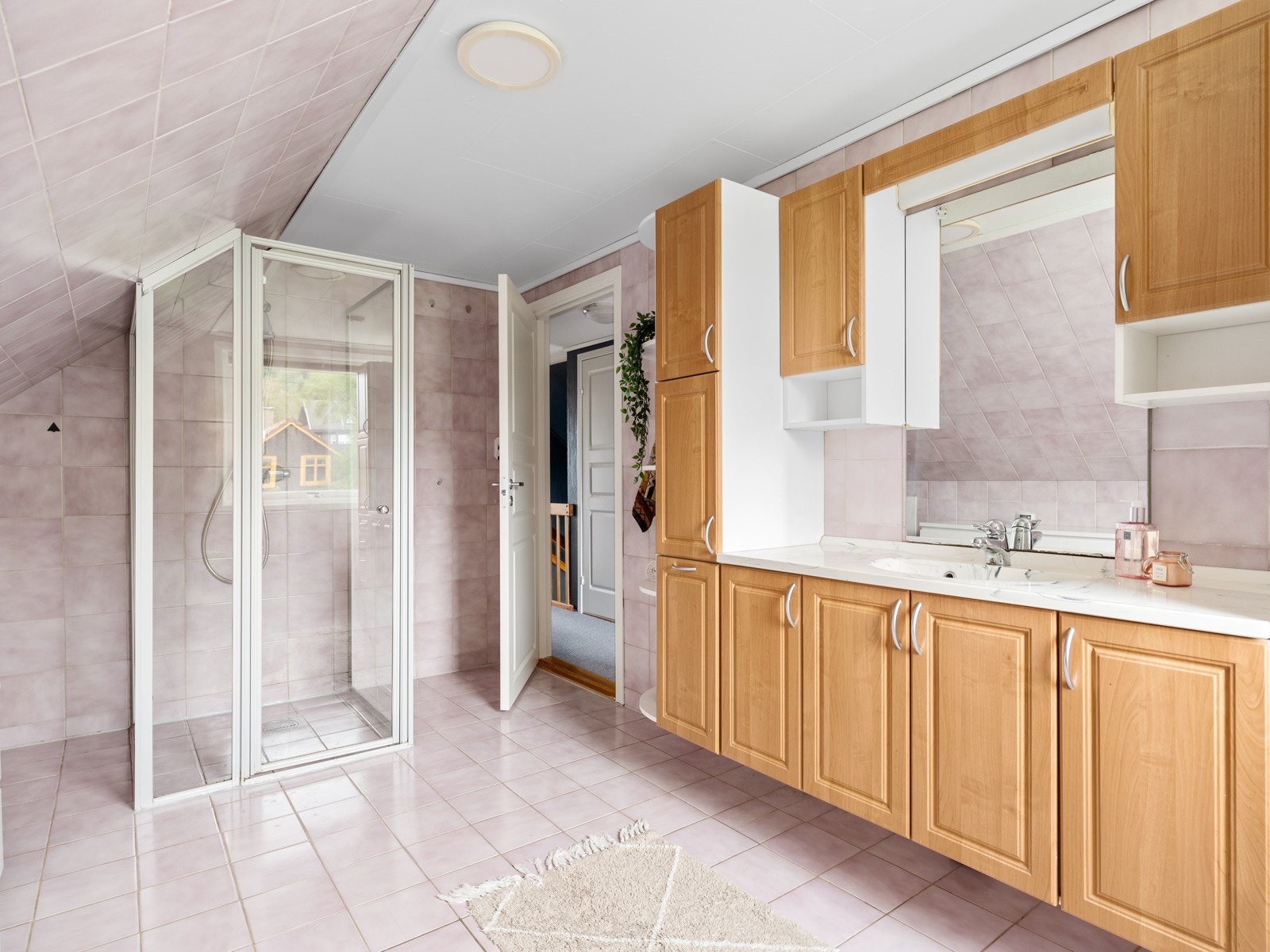 Hefliset bad med dusj og toalett Galleribilde