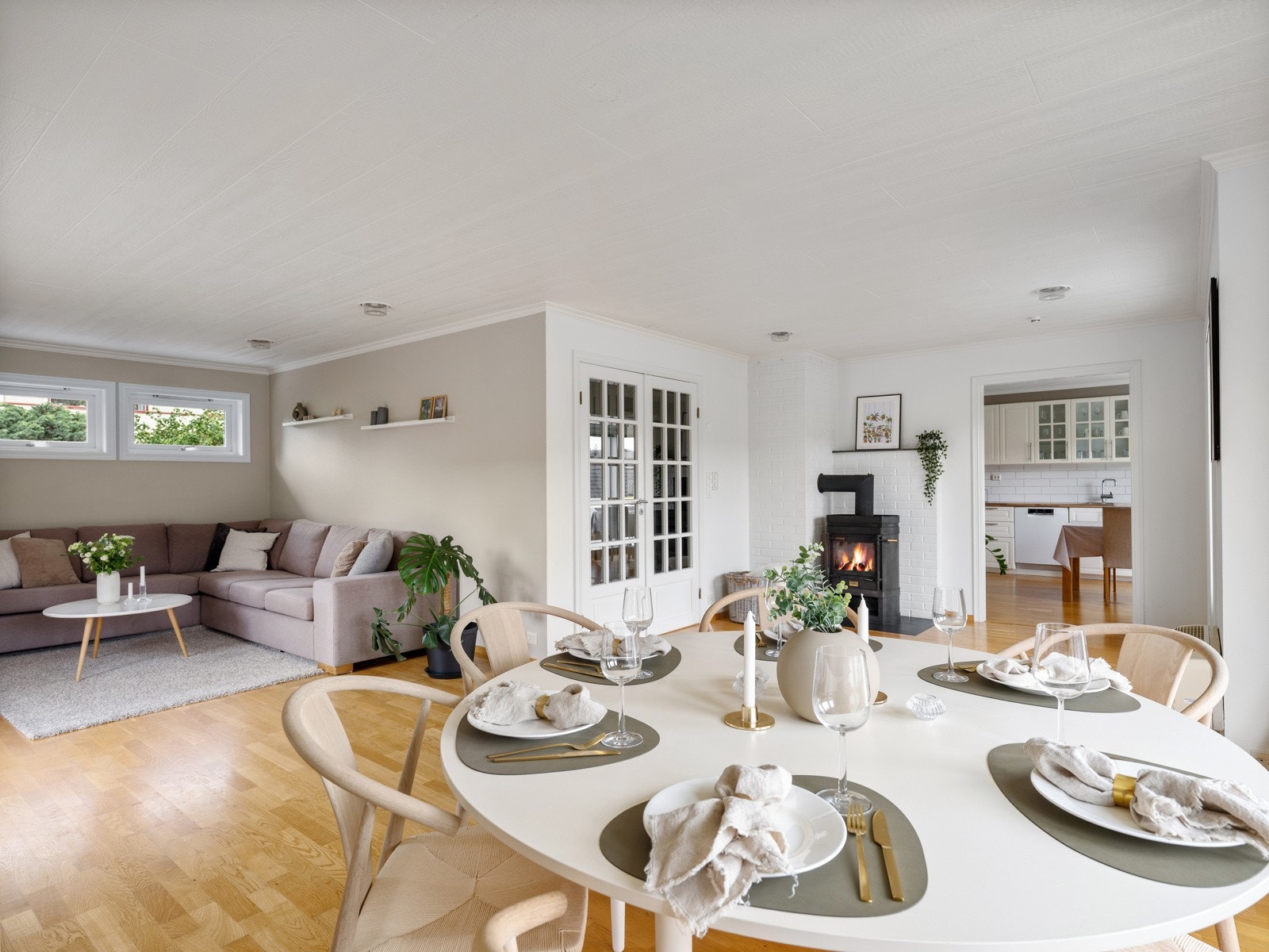 Romslig stue med gode møbleringsmuligheter Galleribilde