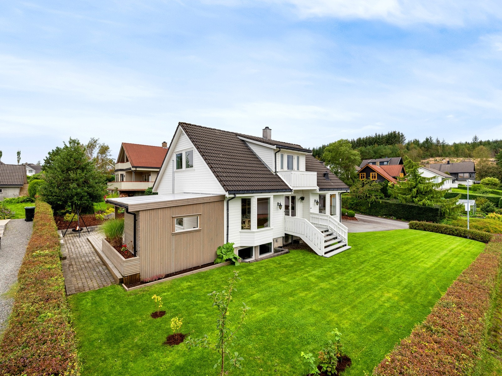 Romslig og flott opparbeidet tomt Galleribilde