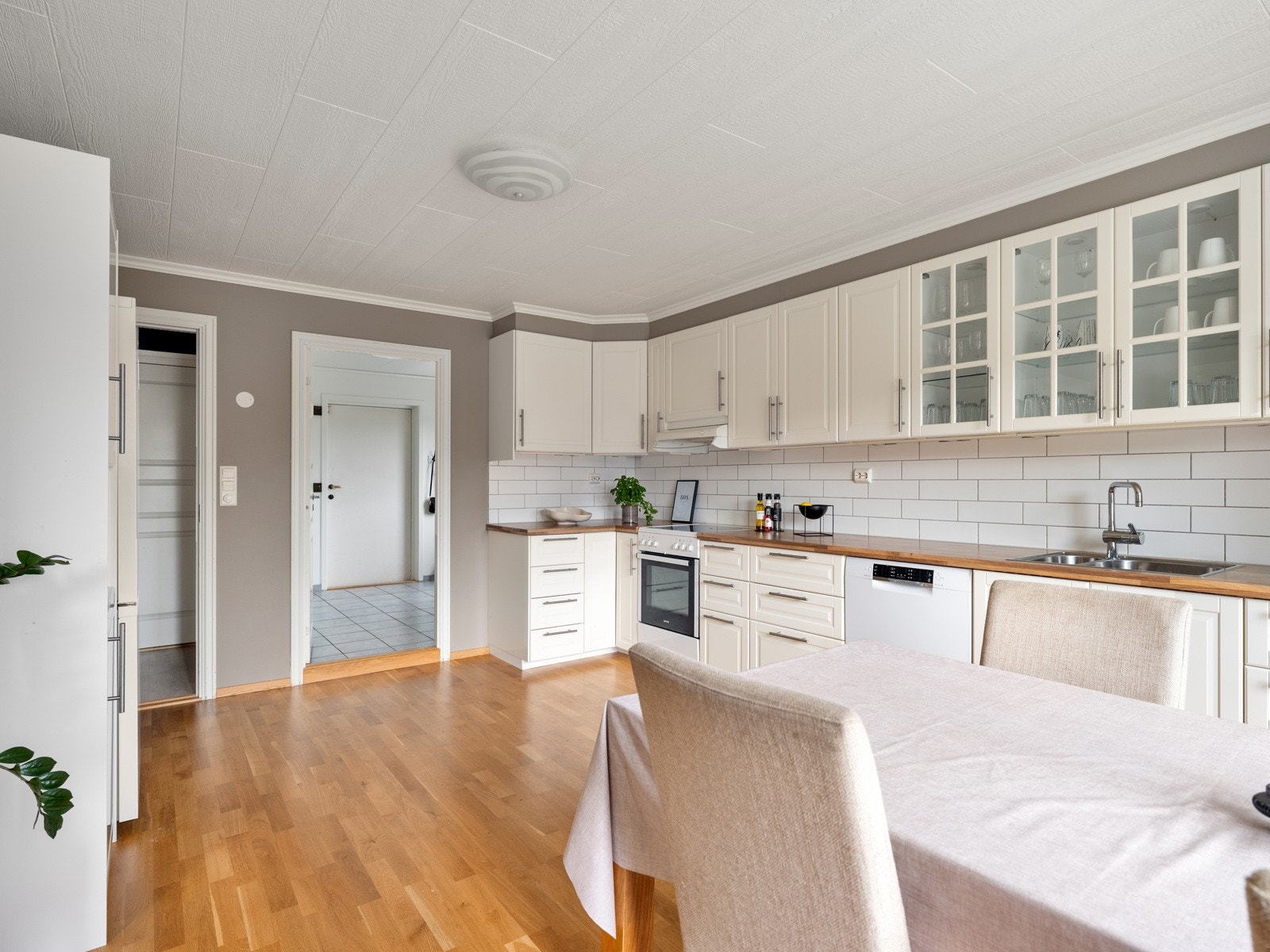 Fra kjøkkenet er det tilgang til et praktisk garderoberom med bi-inngang Galleribilde