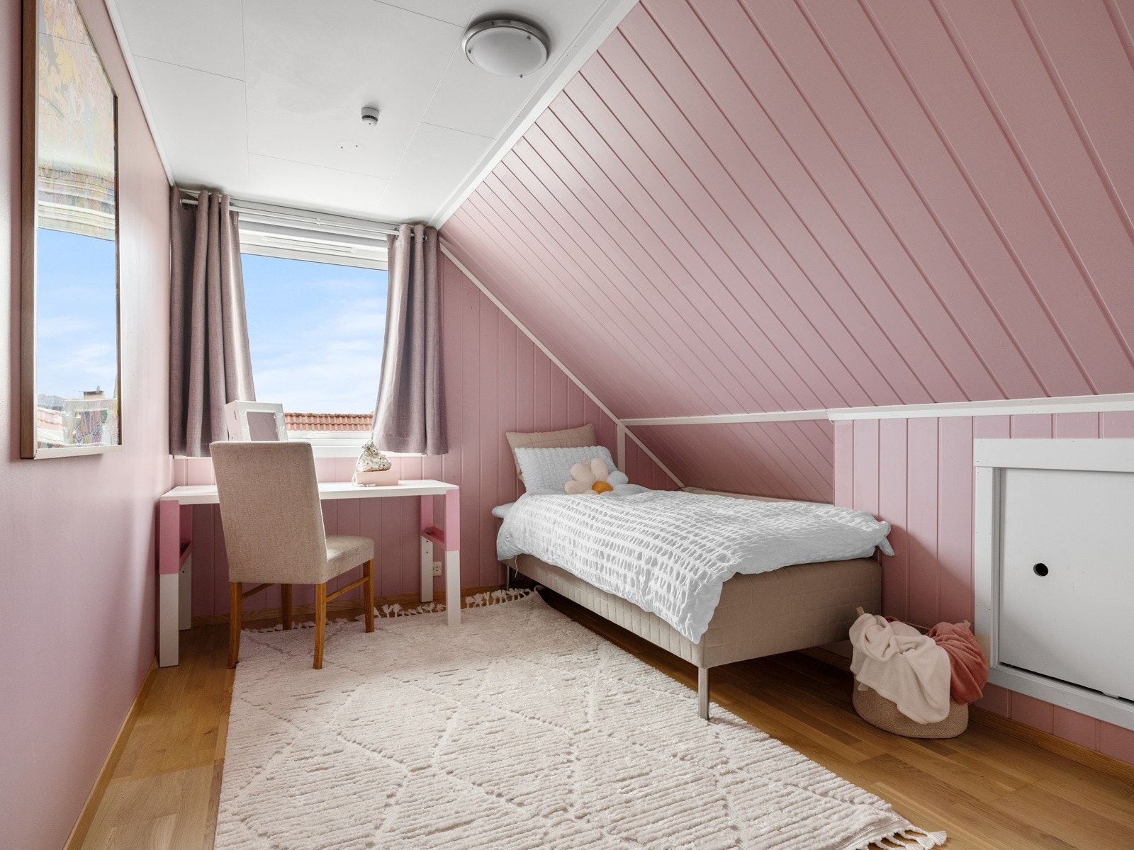 Soverom nr. 2 og 3 i etasjen passer fint som barnerom, gjesterom eller kontor Galleribilde