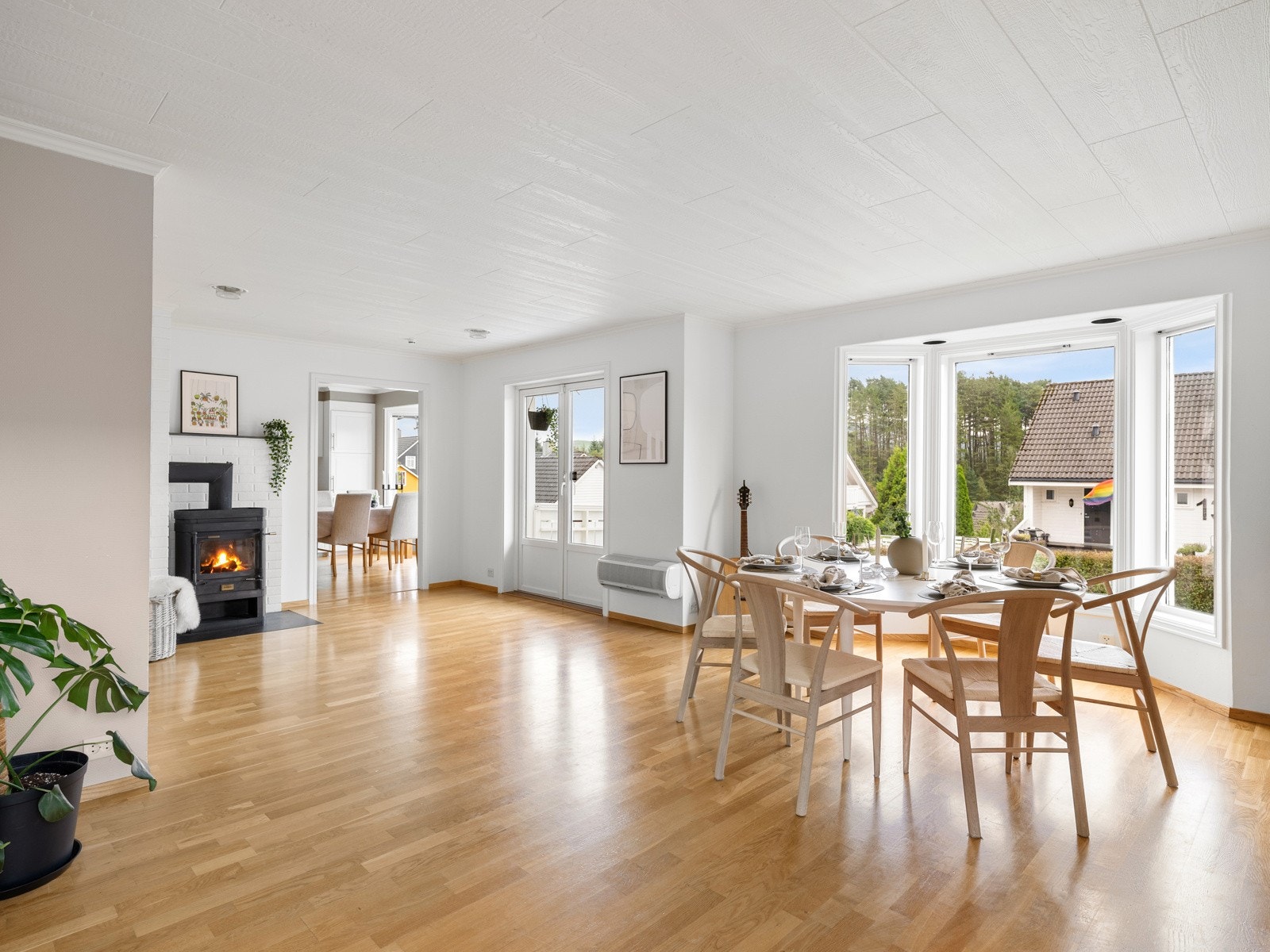 Stuen har både varmepumpe og vedovn Galleribilde