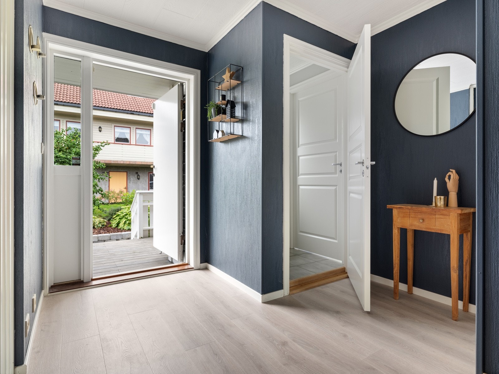 Entre/gang med plass til diverse oppbevaringsløsninger for yttertøy og sko. Fra gangen er det tilgang til kjøkkenet, stuen og et praktisk gjestetoalett Galleribilde