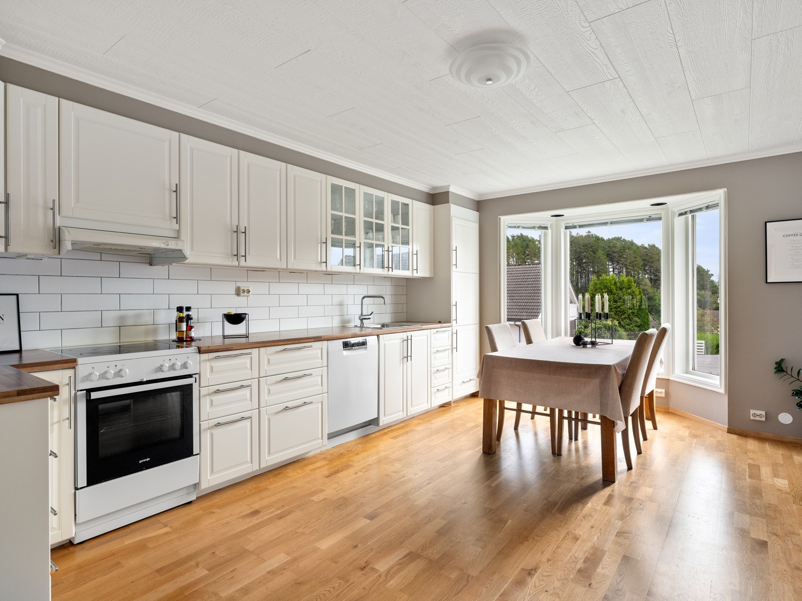 God plass til spisebord også på kjøkkenet Galleribilde