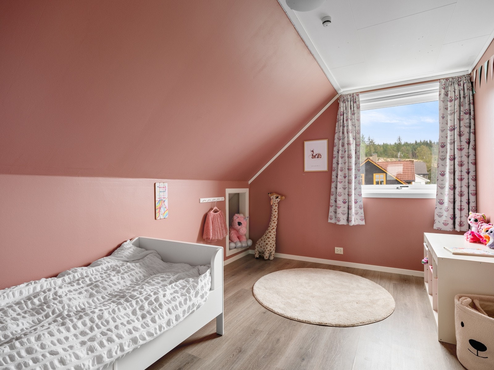 Soverom nr. 2 og 3 i etasjen passer fint som barnerom, gjesterom eller kontor Galleribilde