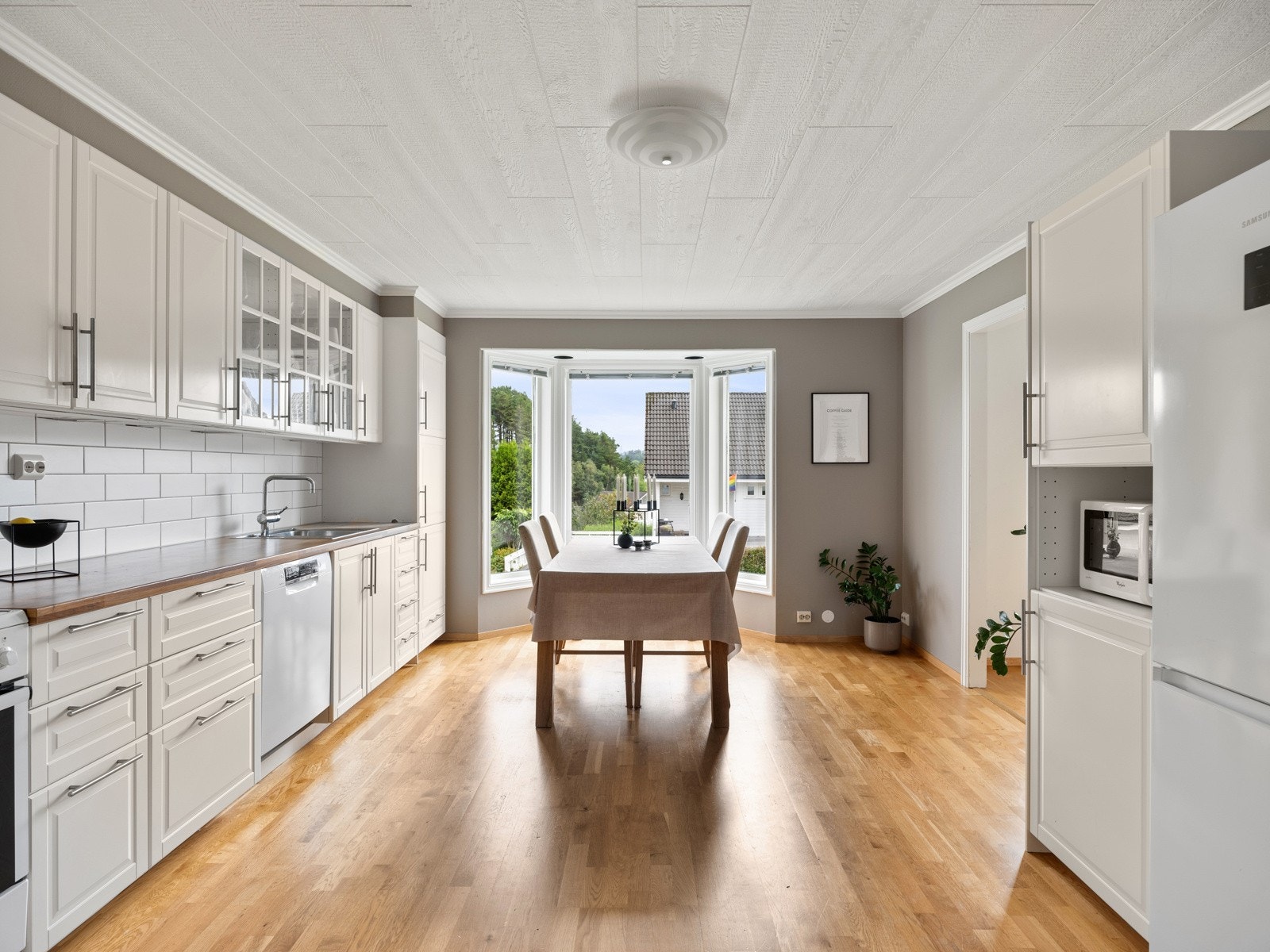 Hvitt kjøkken med god skap- og benkeplass Galleribilde