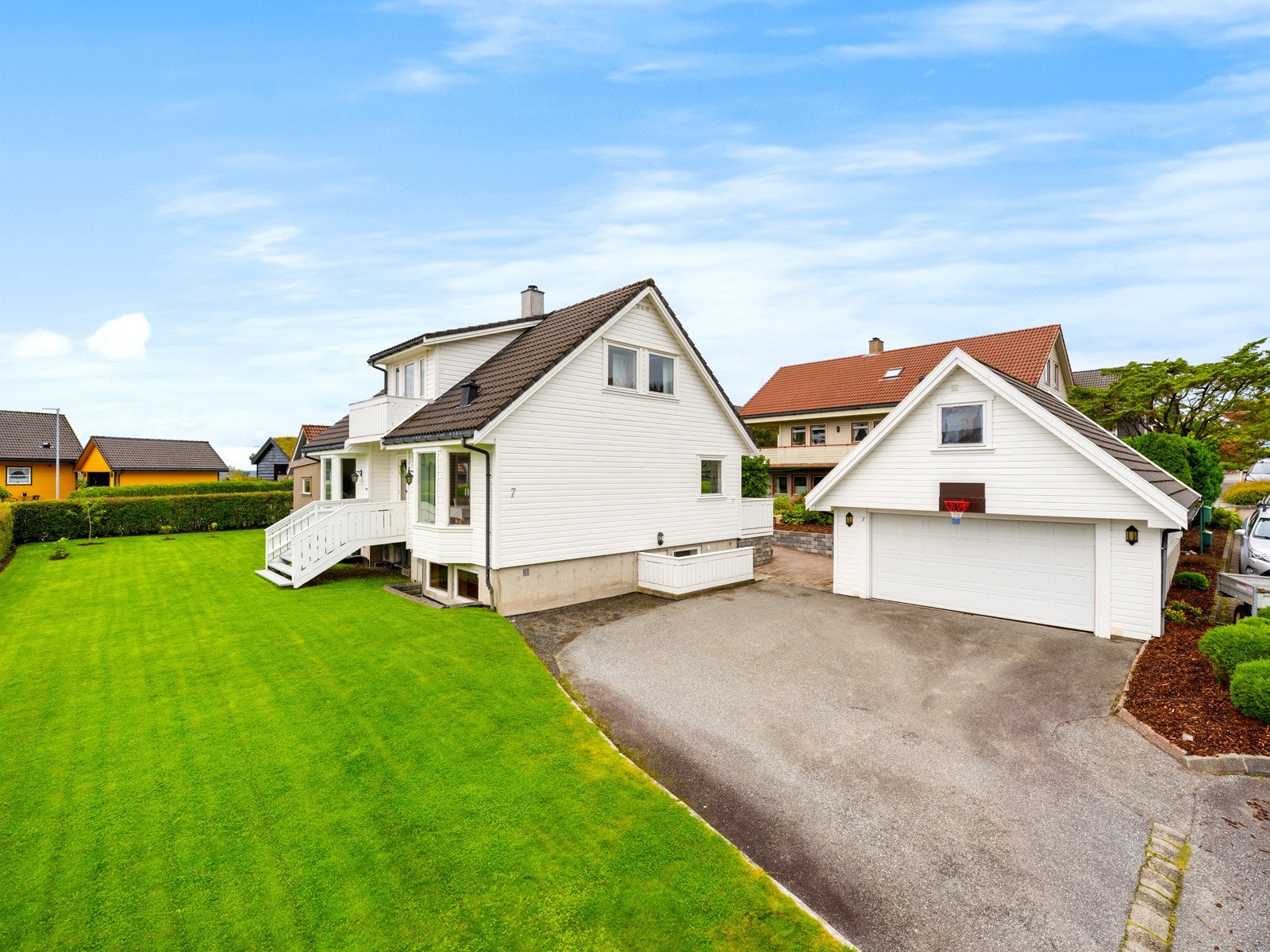 Eiendommen har dobbel garasje med loft og gode parkeringsmuligheter Galleribilde