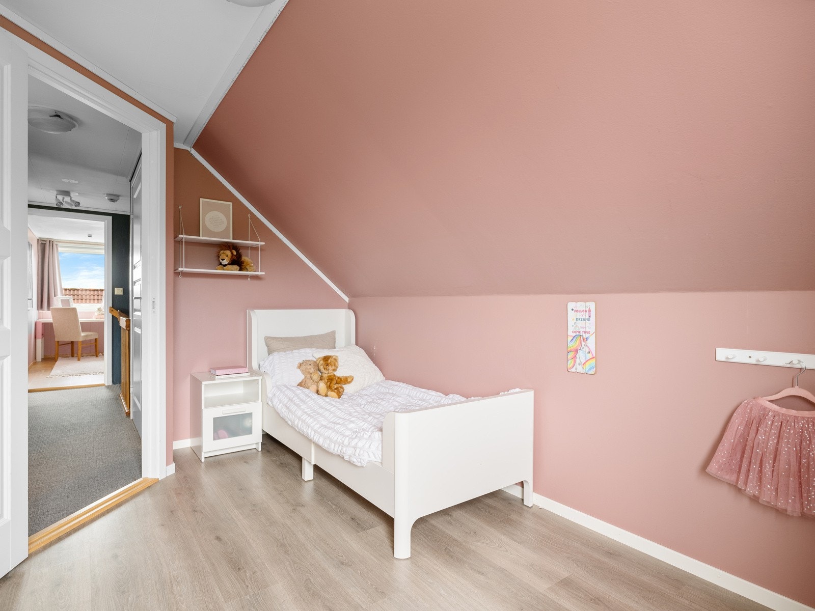 Soverom nr. 2 og 3 i etasjen passer fint som barnerom, gjesterom eller kontor Galleribilde