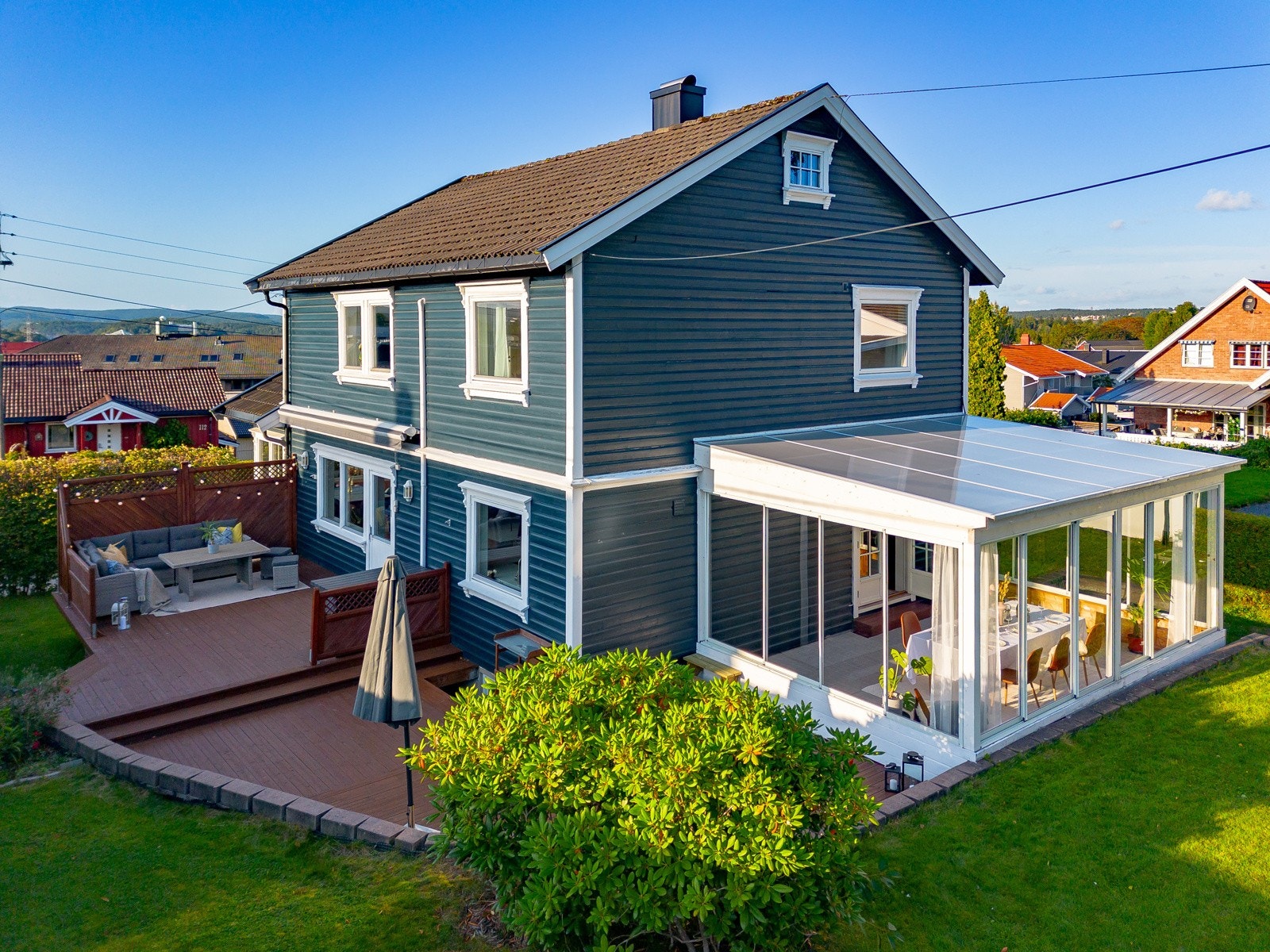 Huset har en pent opparbeidet tomt, med fine uteplasser og gode solforhold. Galleribilde