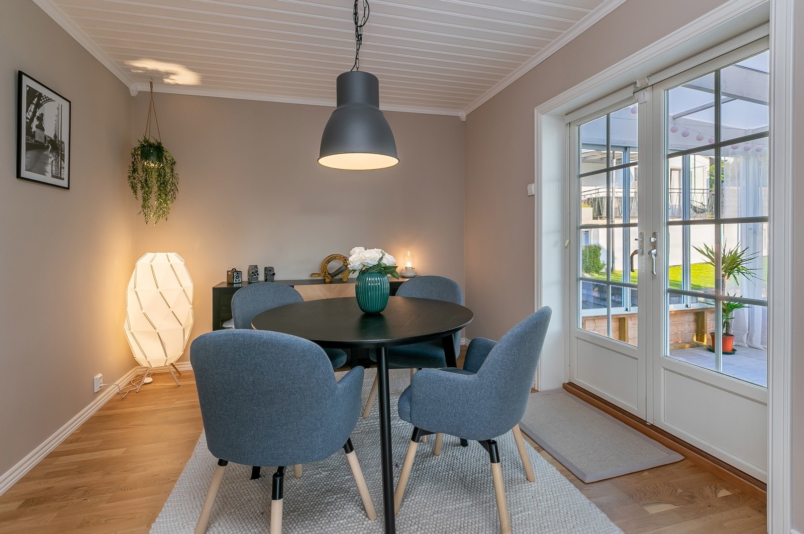 Hyggelig, lun spisestue med dør ut til hagestuen. Galleribilde