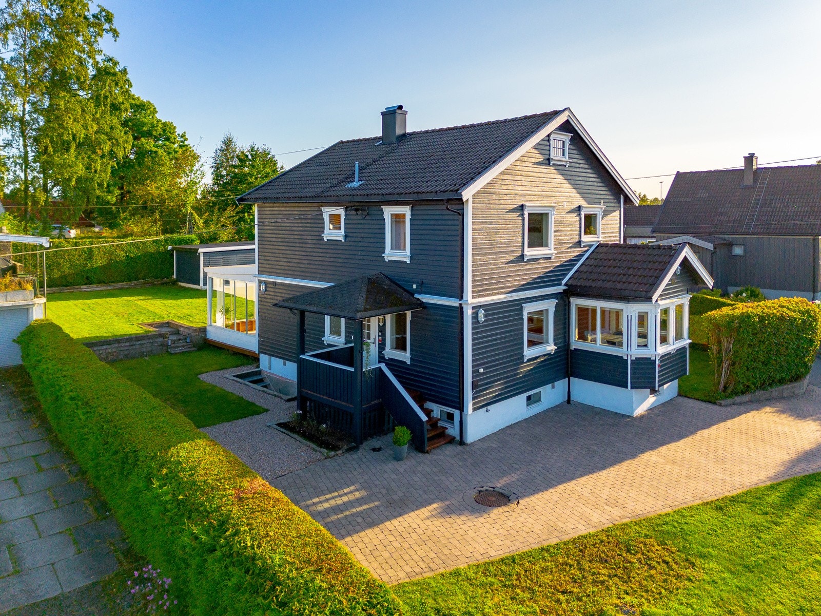God plass til flere biler i gårdsplassen. Det er montert elbillader. Galleribilde