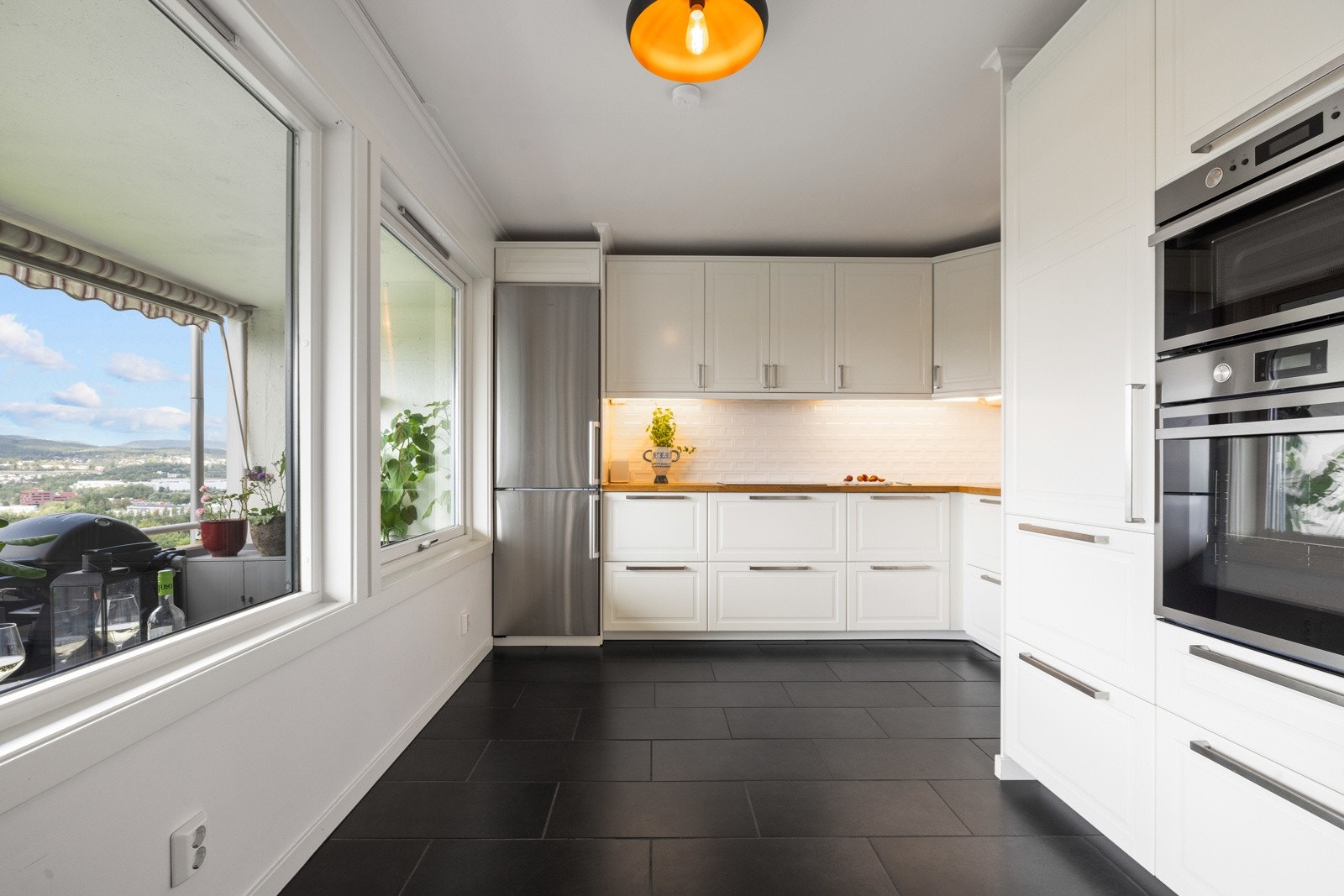 Innredningen er i klassisk design med hvite, profilerte fronter Galleribilde