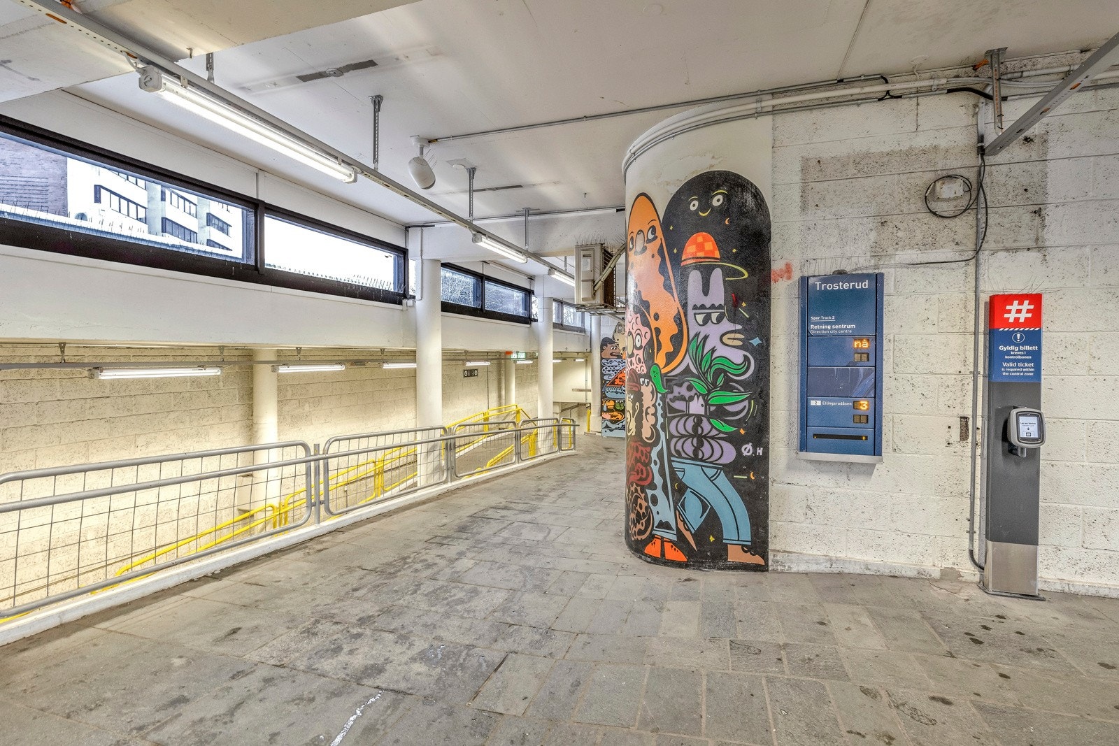 Nærmeste holdeplass er Trosterud T-banestasjon som ligger ca. 300 meter fra boligen Galleribilde
