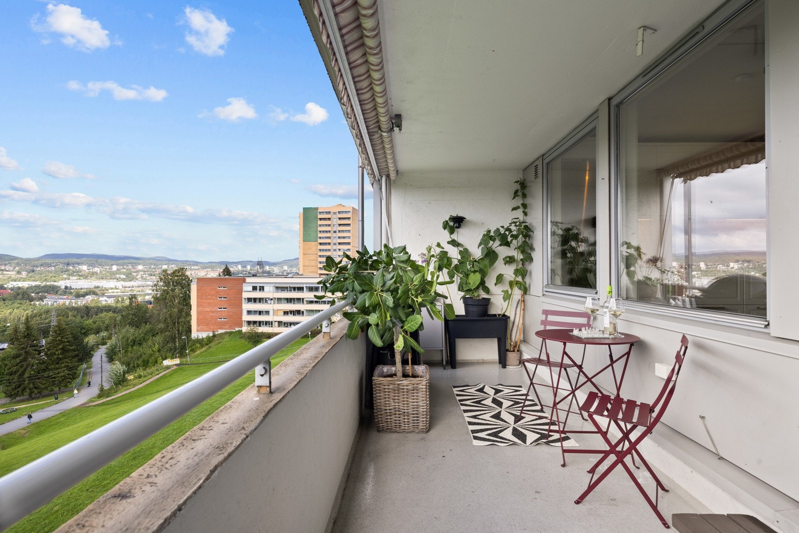 Balkongen har støpt dekke, rekkverk av mur og en stor markise montert på overbygget Galleribilde