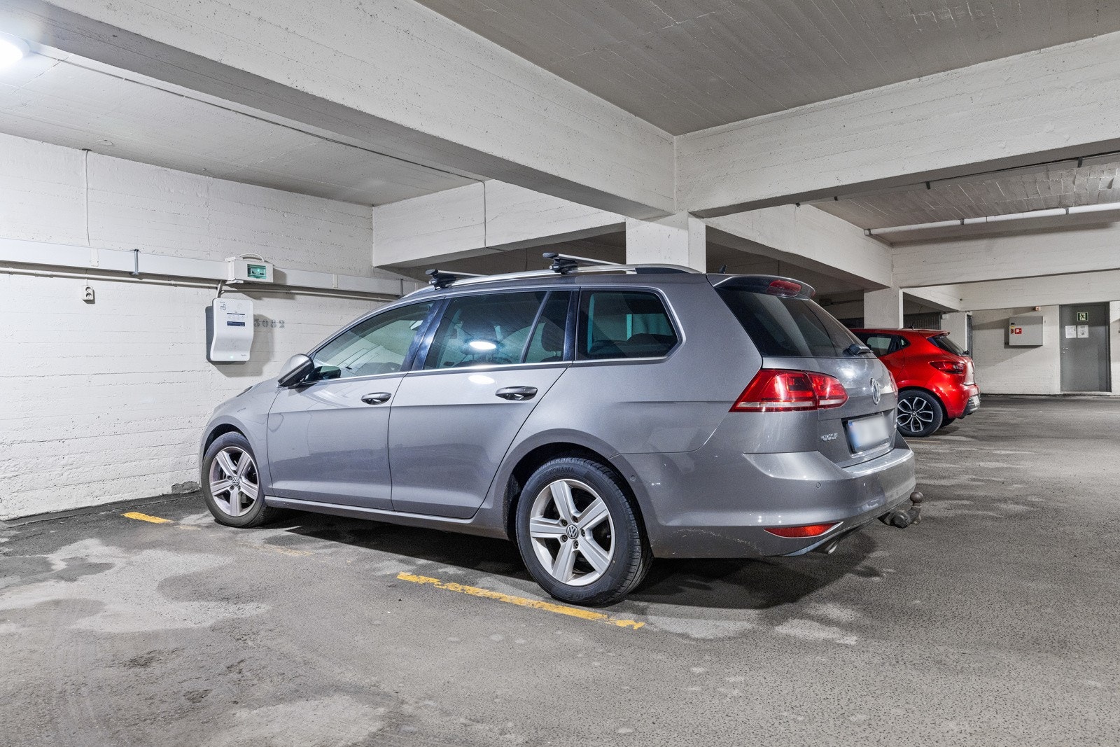 Det er parkering på egen garasjeplass med lader for elbil Galleribilde