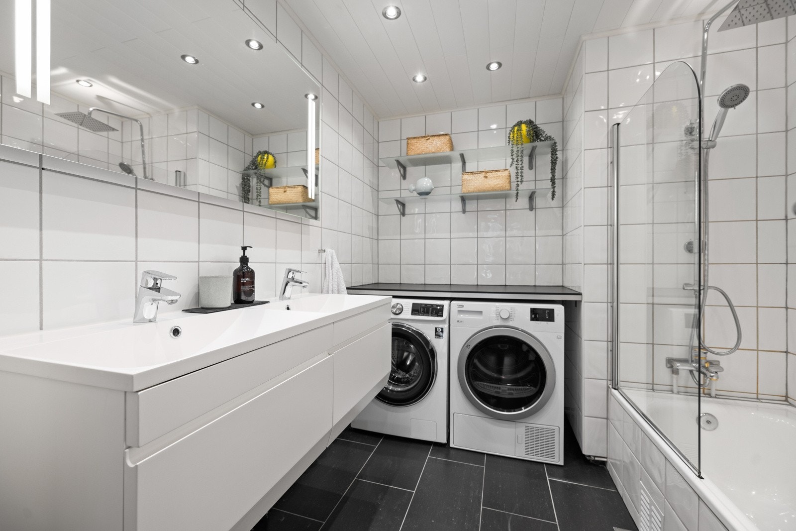 Det pene badet har flislagte overflater fra 2014 Galleribilde