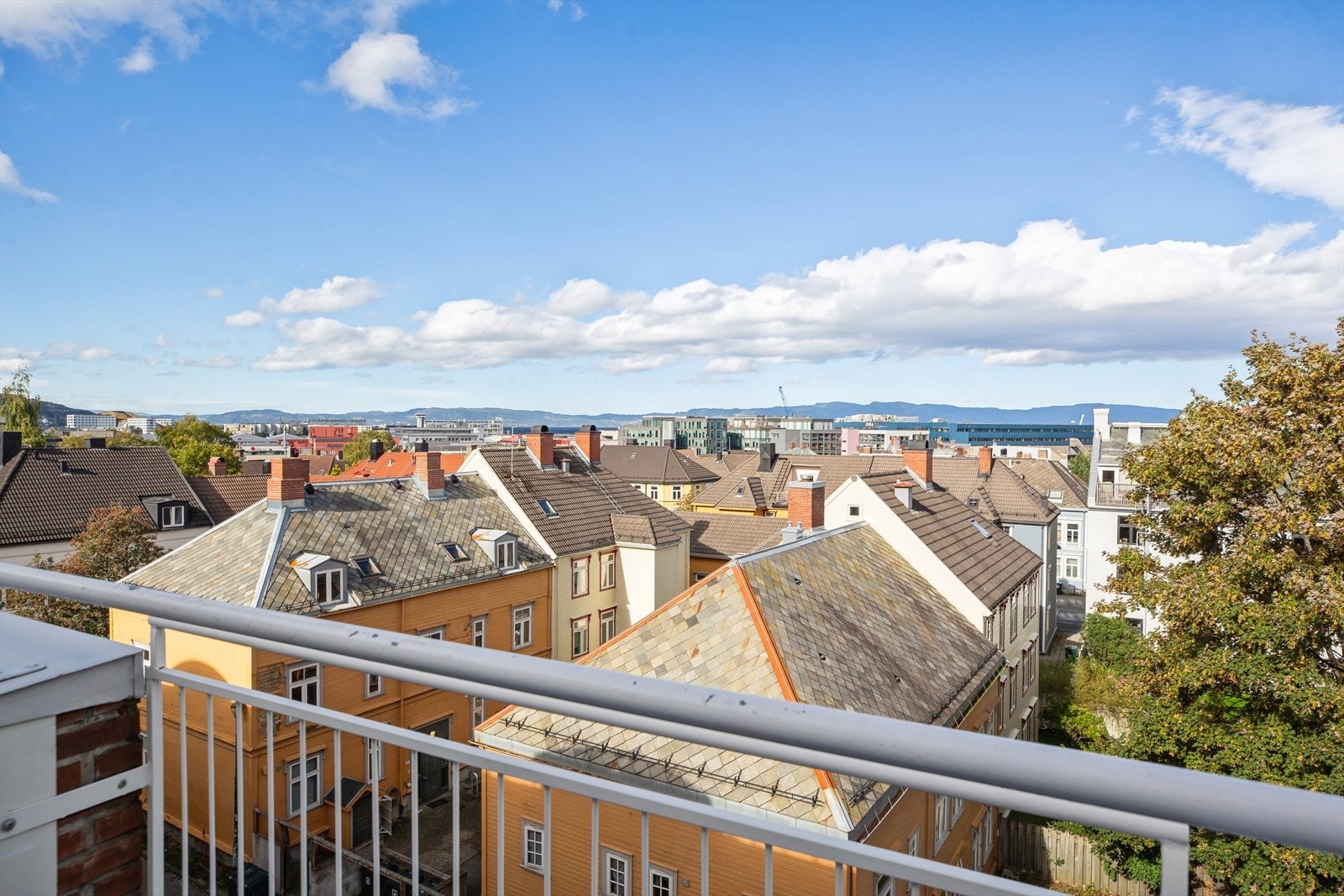 Fra begge takterrassene er det nydelig utsikt utover mot Trondheim. Beliggenheten er meget sentral, like ved Solsiden og med nærhet til alle fasiliteter. Galleribilde