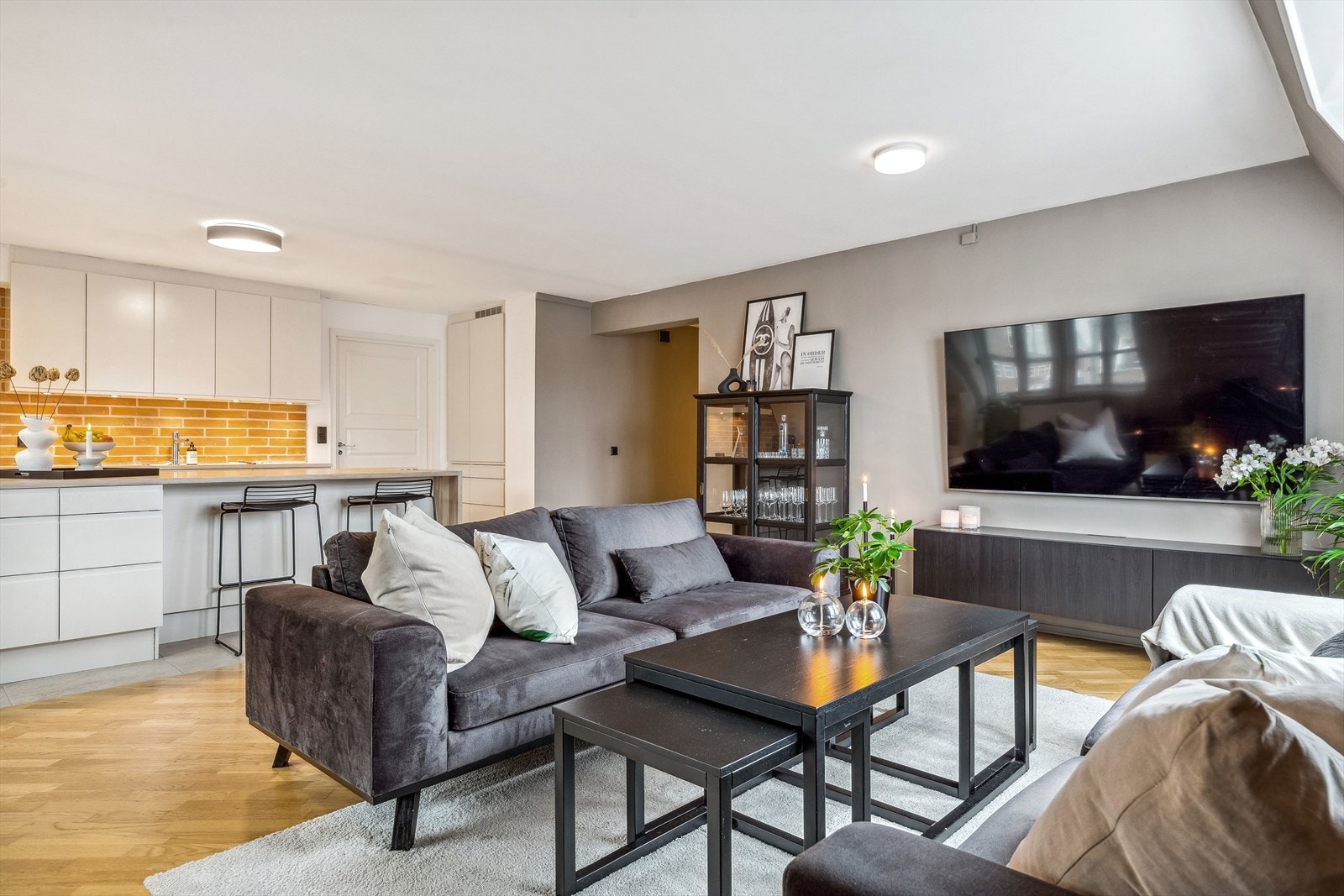 Møbleringsfriheten er god, og stuen innredes enkelt med flere sittegrupper - uten at det oppleves rotete. Galleribilde