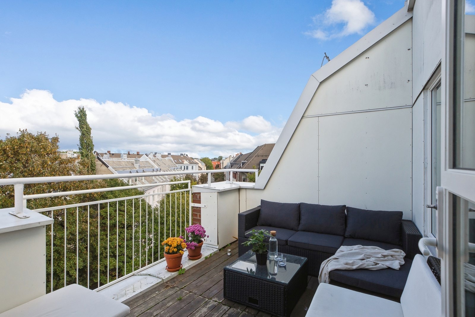 Denne takterrassen i samme etasje som leiligheten og har gode sol- og utsiktsforhold. Galleribilde