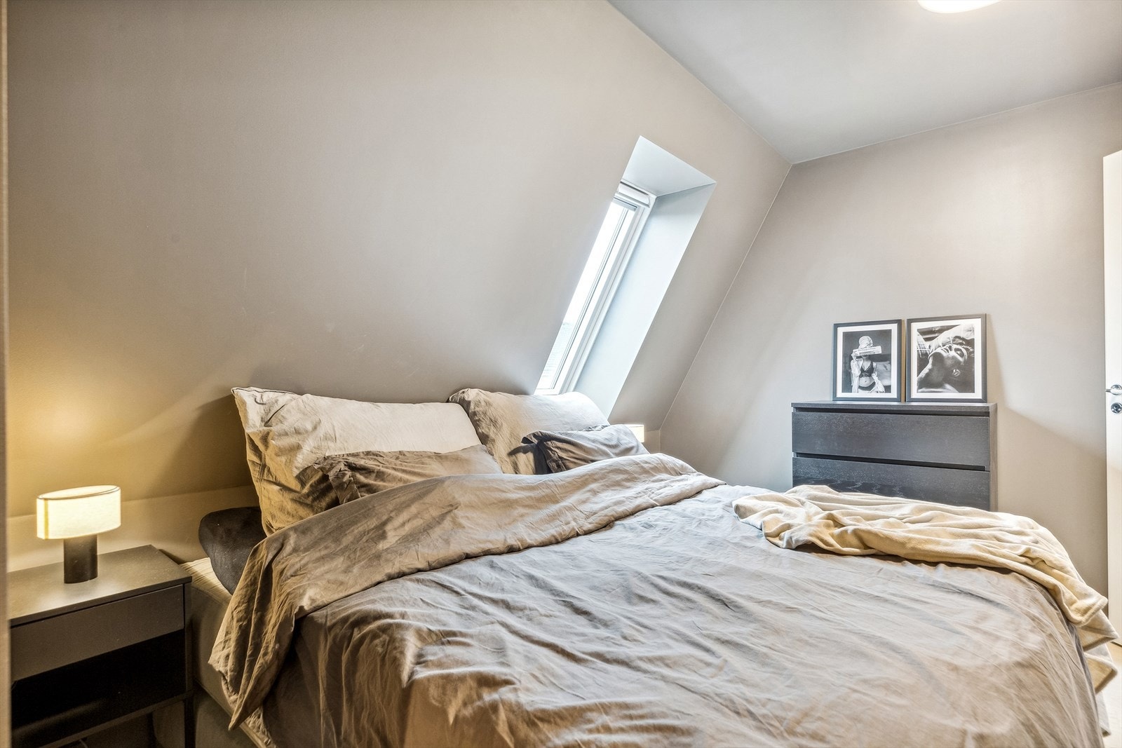 På hovedsoverommet er både tak og vegger malt i mørkegrått - lunt og stilrent. Galleribilde