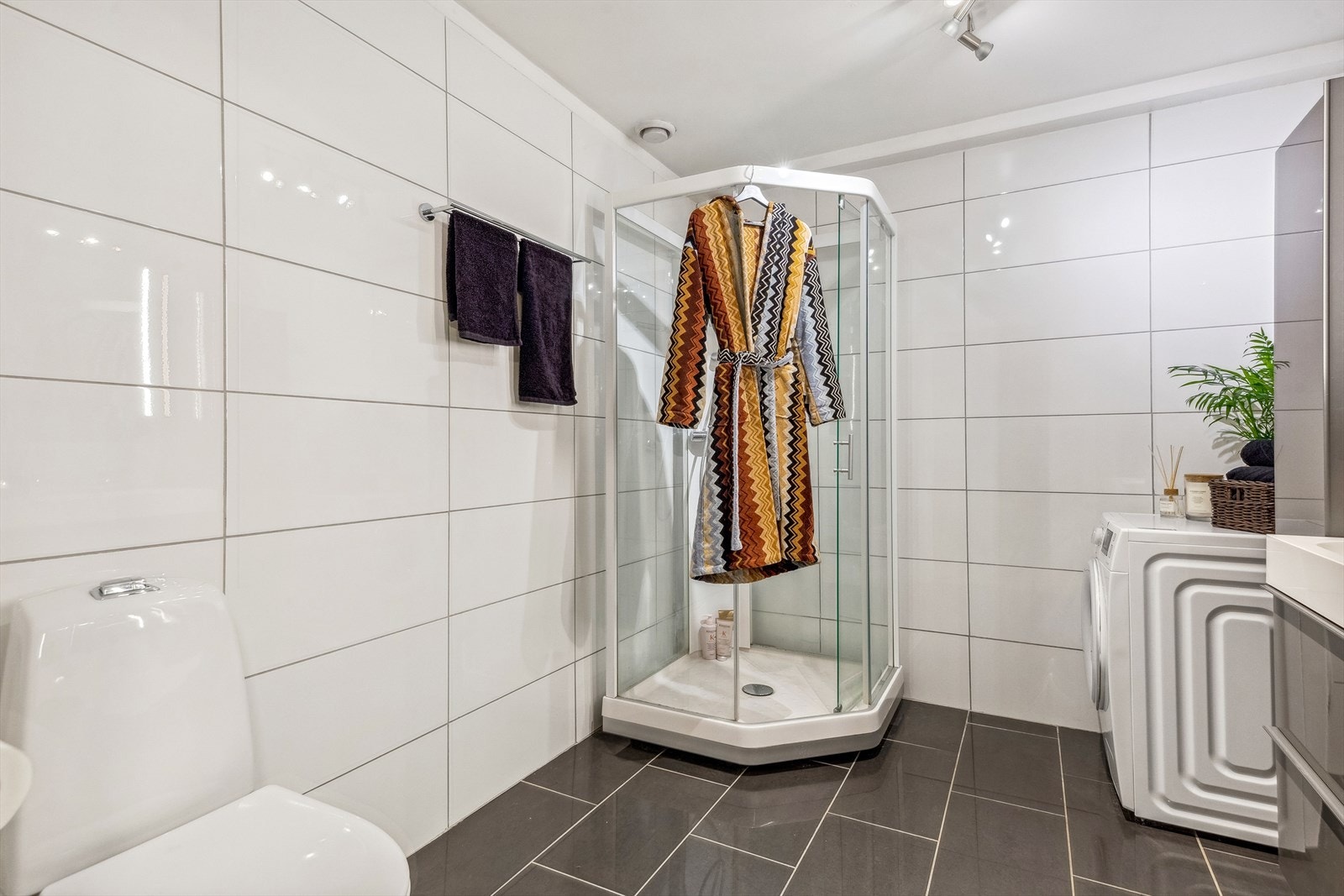 På badet er det gulvvarme, dusjkabinett fra 2018 og opplegg for vaskemaskin Galleribilde