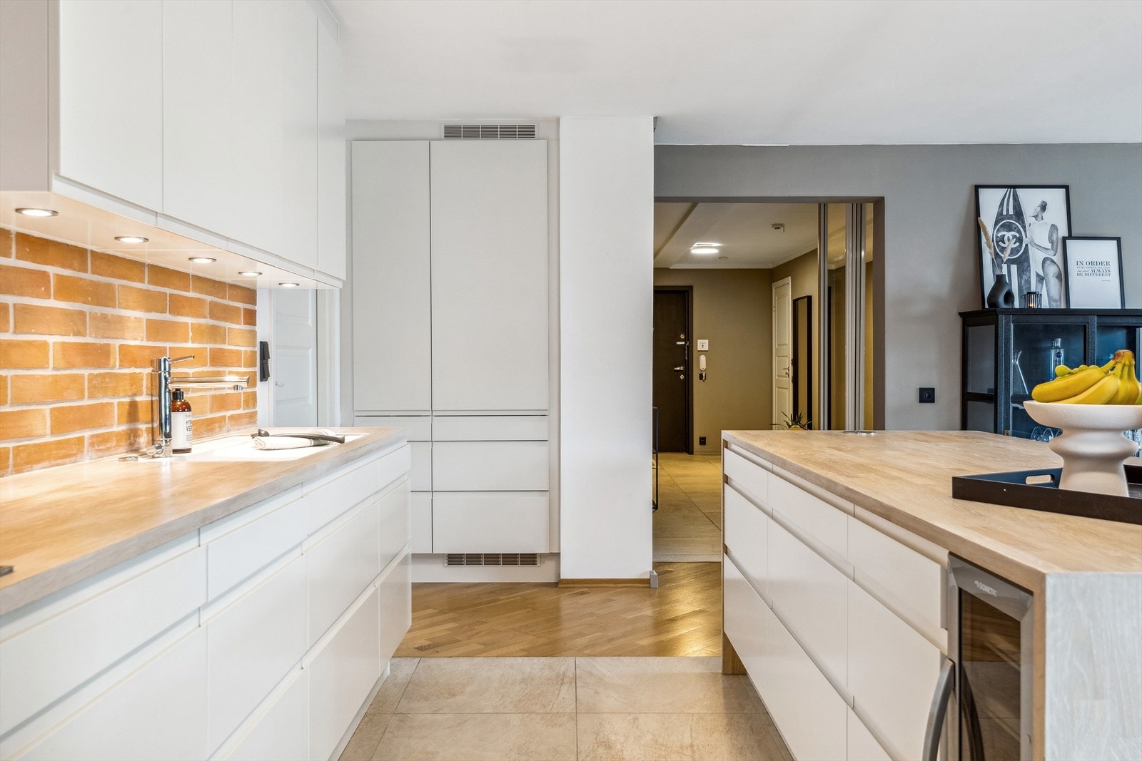 Alle hvitevarene er integrert, inkludert vinskap og oppvaskmaskin. I tillegg til platetopp, kjøl- og fryseskap. Galleribilde