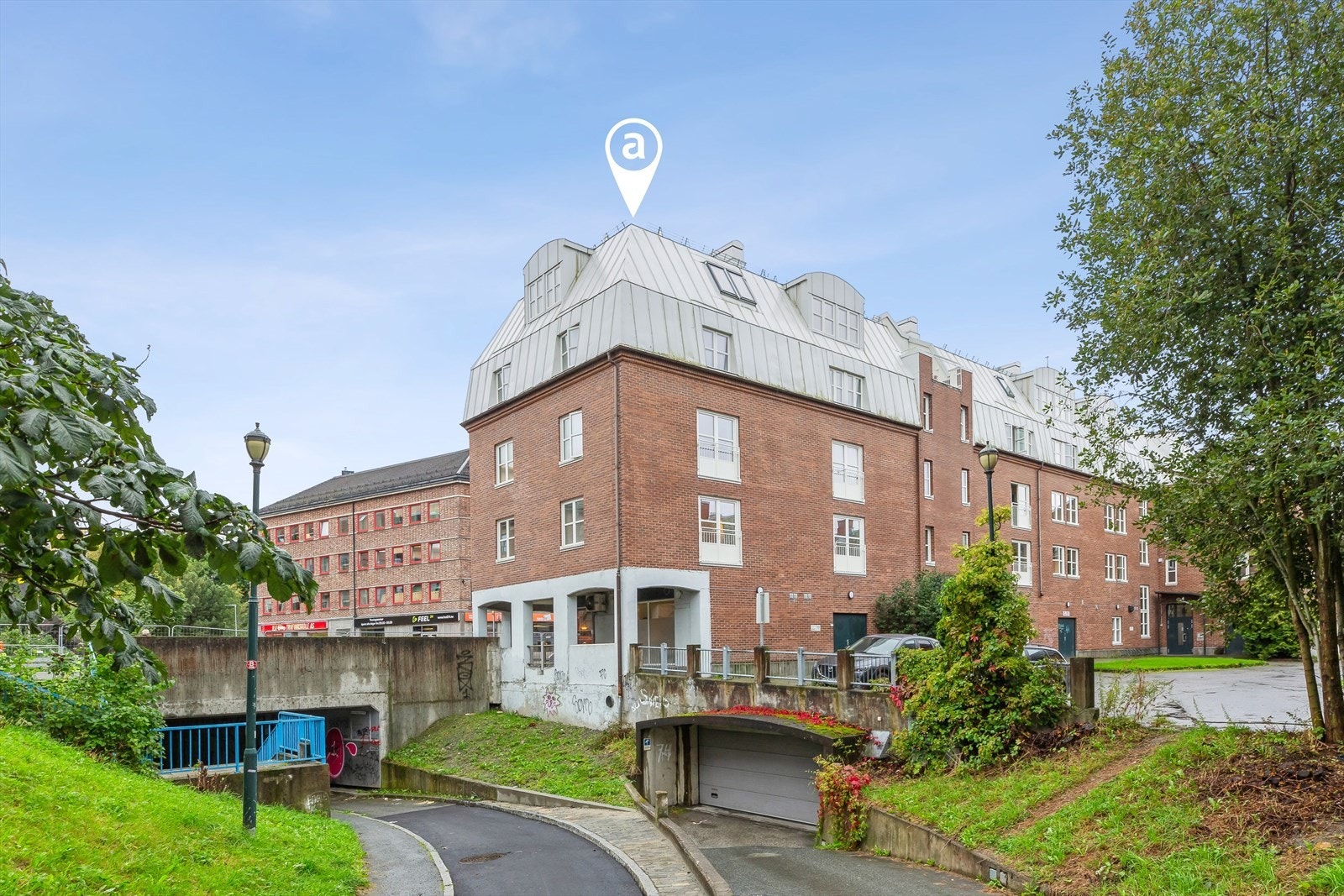 Det er mulig å søke om parkeringsplass i parkeringskjeller. Leiligheten ligger i toppetasjen. Galleribilde