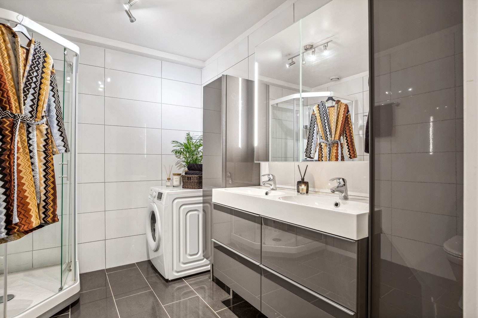 Dagene får en god start på et pent og flislagt bad fra 2012, med mye oppbevaringsplass i innredningen. Galleribilde