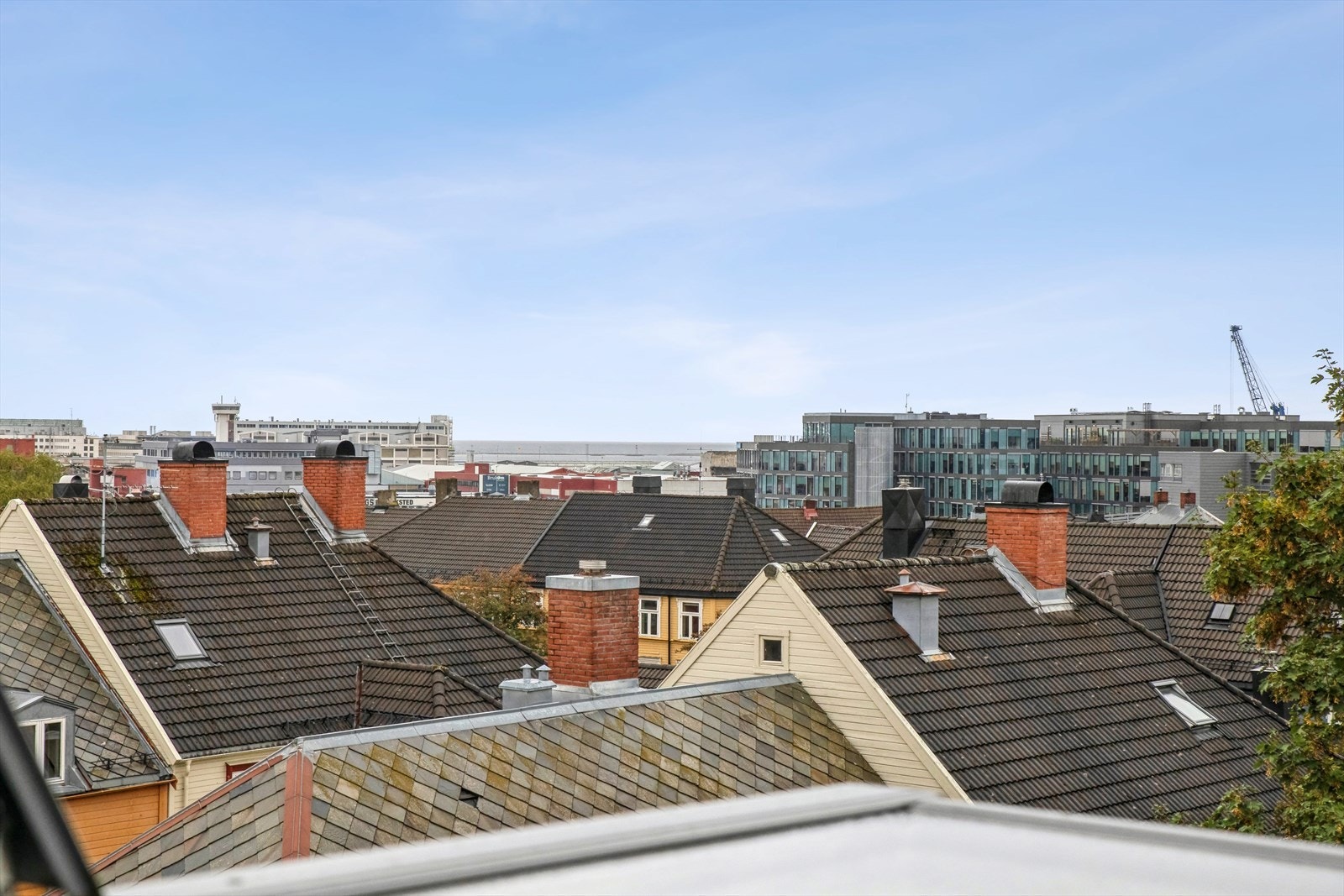 Varme dager nytes på to takterrasser i borettslaget - en i toppetasjen og en i nabobygget. Galleribilde