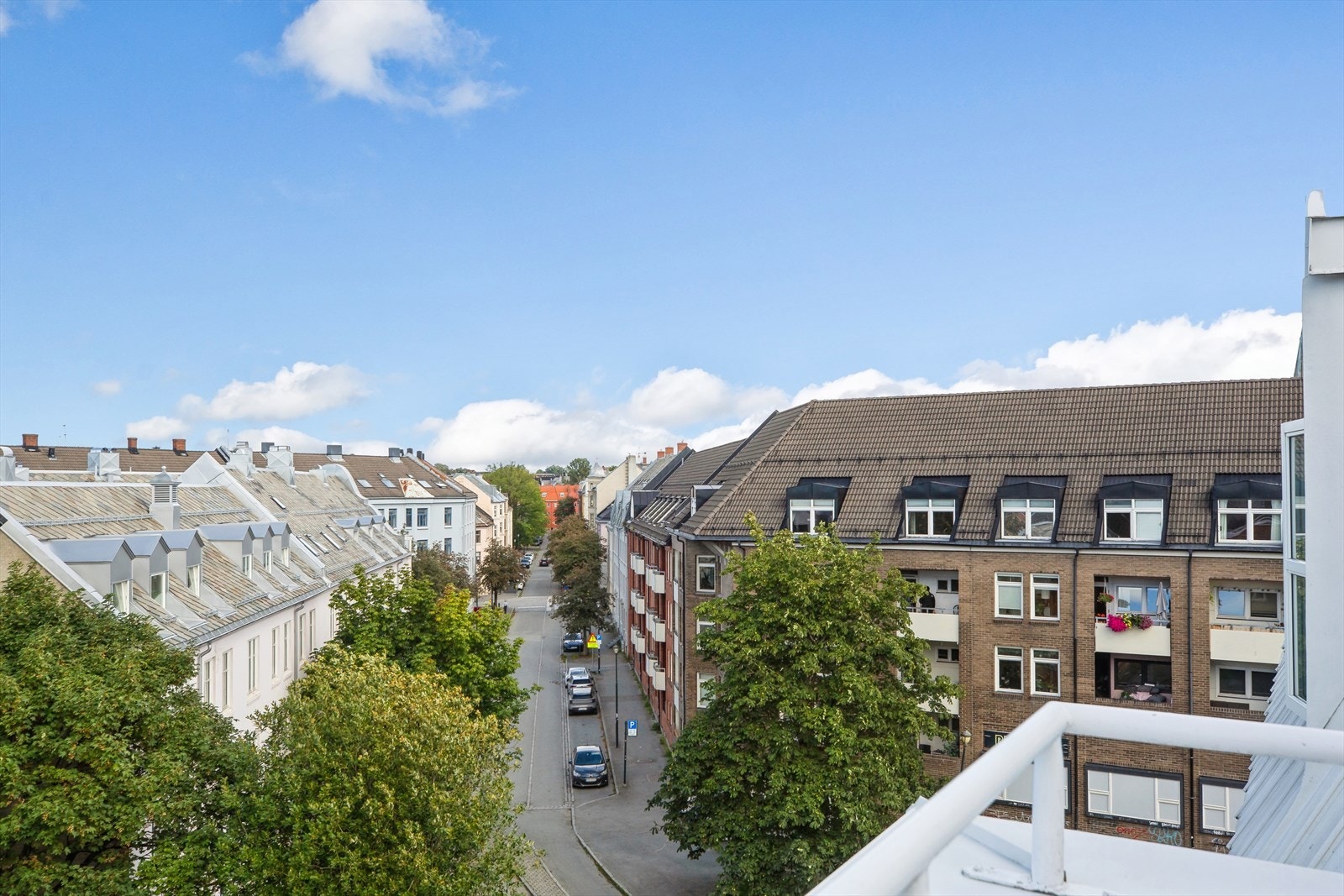 Utsikt fra takterrassen. Boligen ligger sentralt til, og det er korte avstander til butikker og diverse servicetilbud. Galleribilde