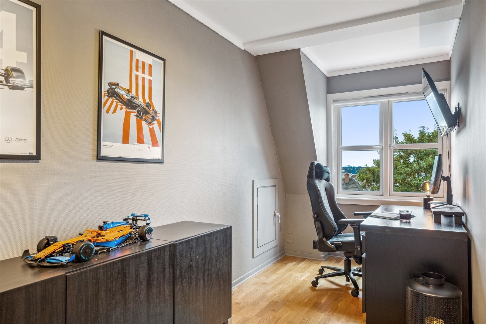 Tre soverom gir gode valgmuligheter, og det ene rommet brukes i dag som kontor. Galleribilde