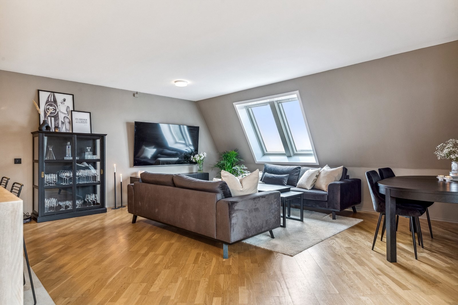 Leiligheten ligger i toppetasjen med fantastisk utsikt og begrenset innsyn. Galleribilde