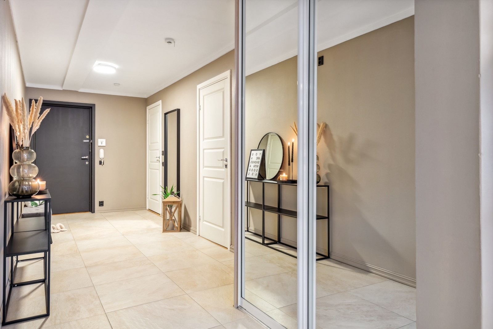 Yttertøyet ryddes enkelt bort i en stor og plassbygget skyvedørsgarderobe i entreen. Galleribilde