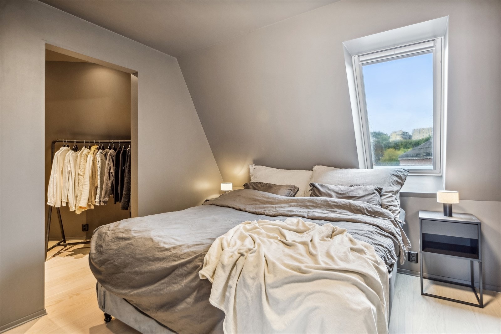 Leiligheten har tre delikate soverom med god størrelse. Dette soverommet har nylig blitt pusset opp med nytt gulv og nymalte vegger. Galleribilde