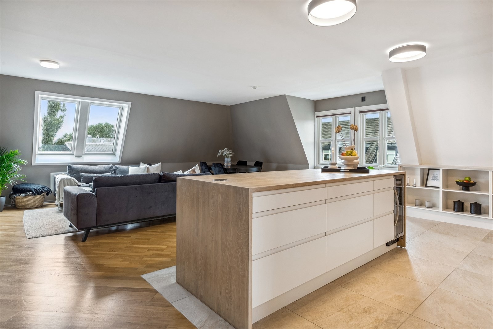 Med kjøkkenøya har kjøkkenet god skap- og benkeplass. Galleribilde