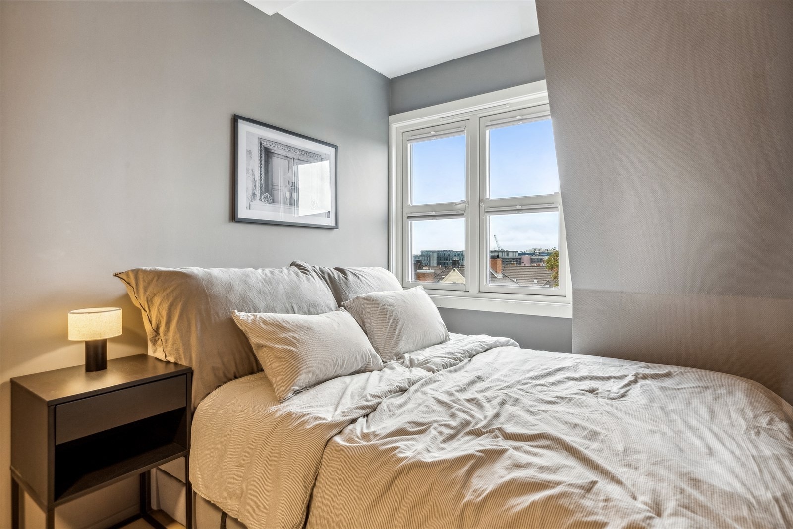 Soverommene er tildelt arealer på henholdsvis ca. 7,5, 10 og 10 kvm. Dette soverommet ble oppgradert i 2019 med bl.a. nytt gulv. Galleribilde