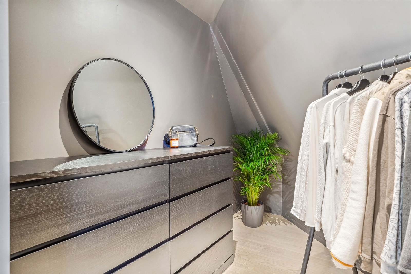 I tilknytning til hovedsoverommet finner man et eget walk-in closet. Galleribilde