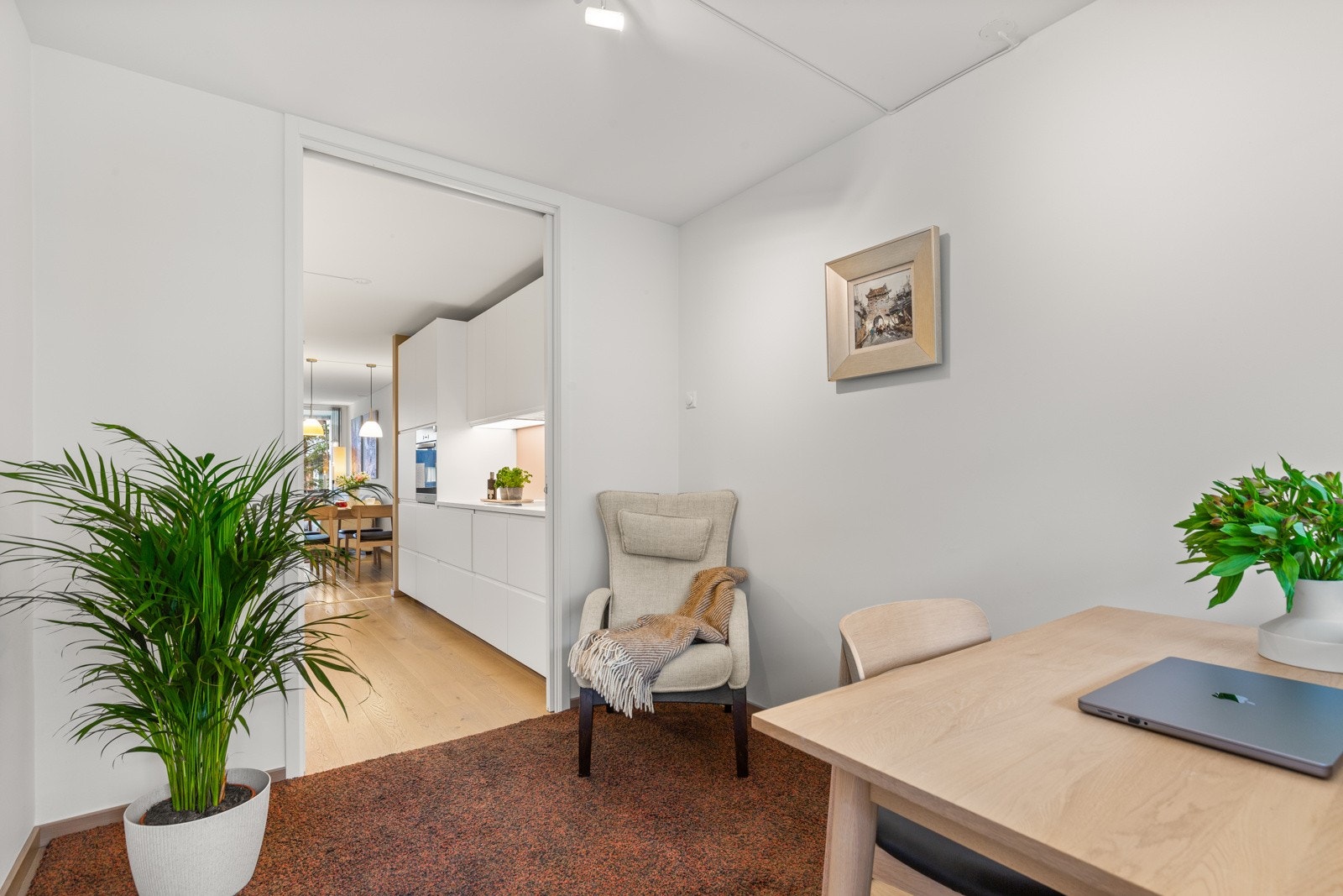Hyggelig kontor med god plass til pult og øvrig møblement. Galleribilde