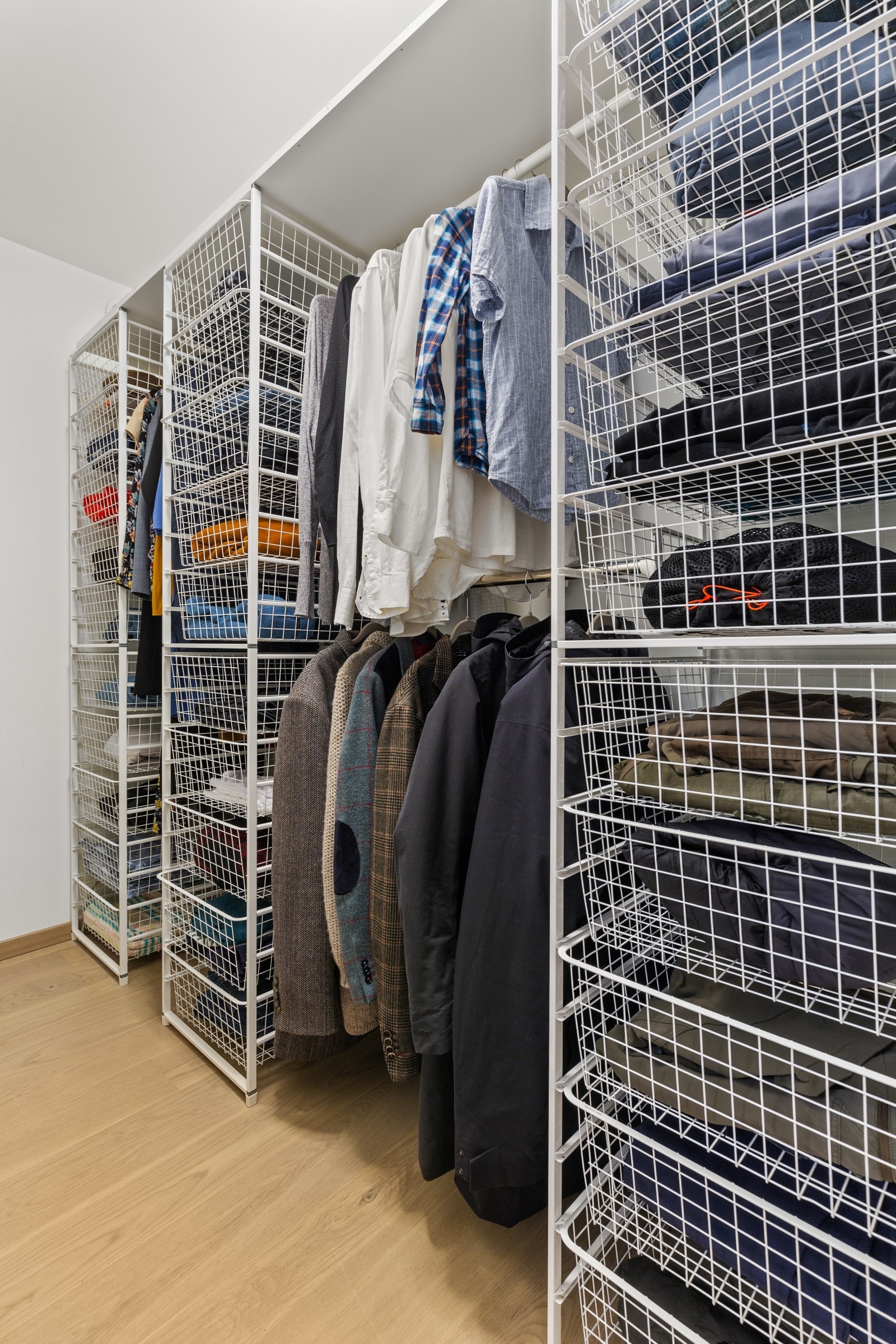 Leiligheten har en innvendig bod benyttet som walk-in. Gode oppbevaringsmuligheter for klær og sko. Galleribilde