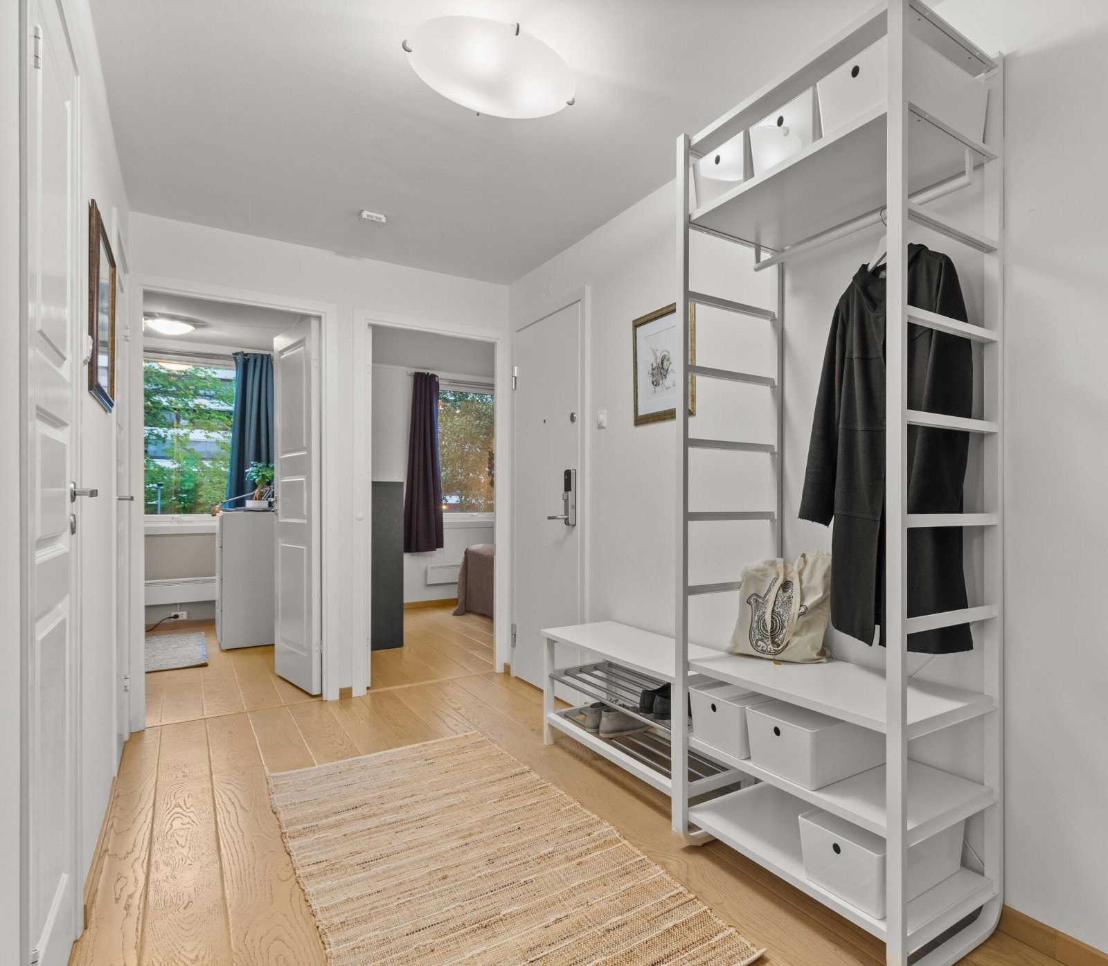 Velkommen inn! Stor og lys entré med god plass til garderobeløsning. Galleribilde