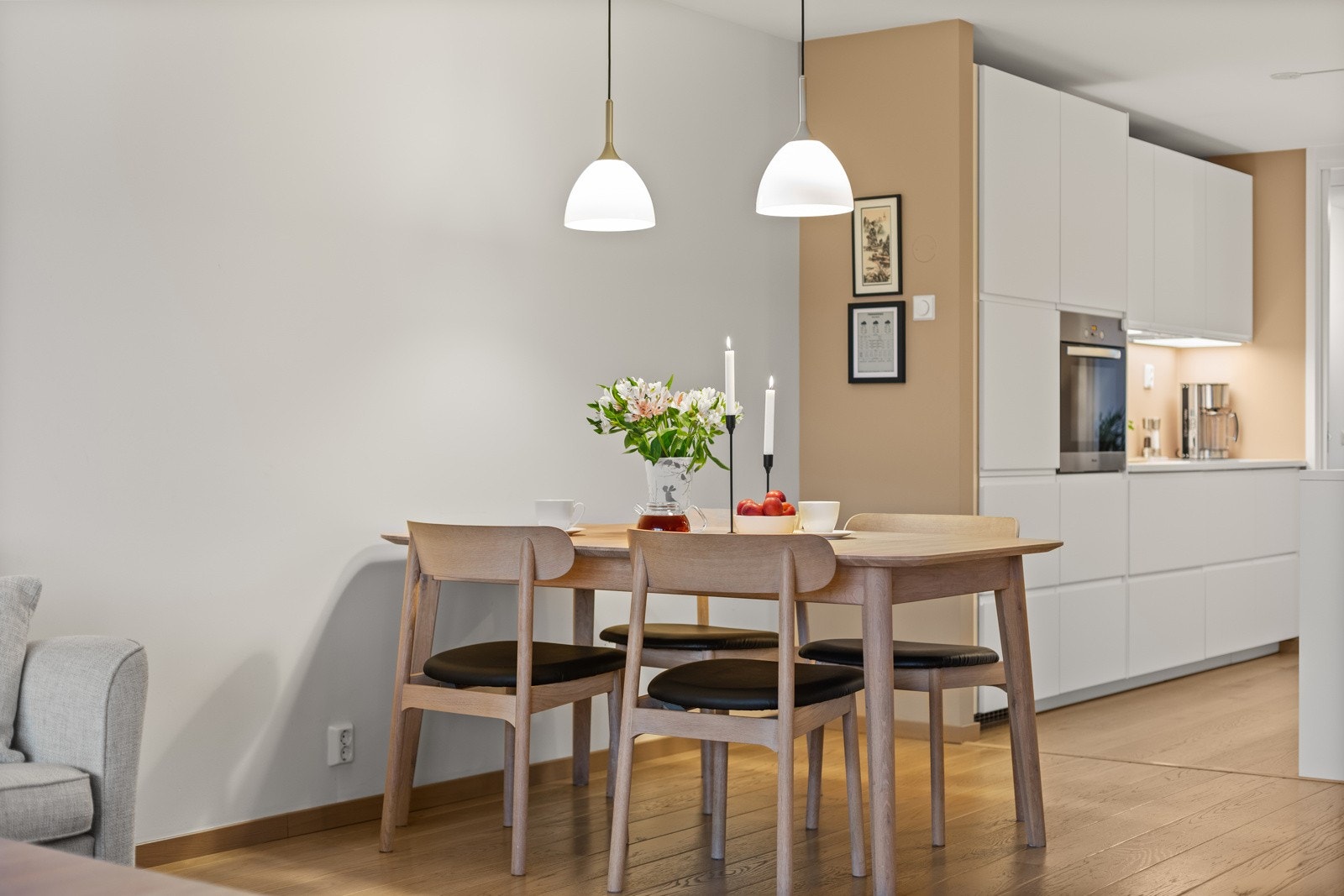 Det er en delvis åpen stue- og kjøkkenløsning som gir rommet en sosial atmosfære - perfekt i det daglige med familie og venner! Galleribilde
