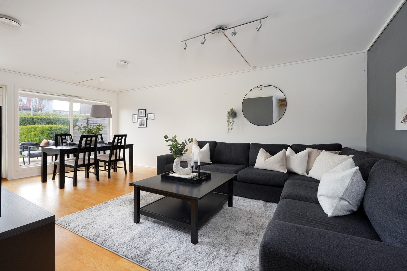 Stue med plass til en sofagruppe Galleribilde