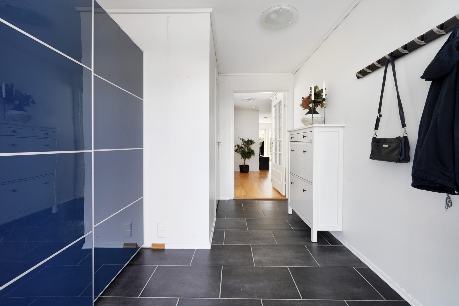 Fliser av god størrelse i gangen Galleribilde