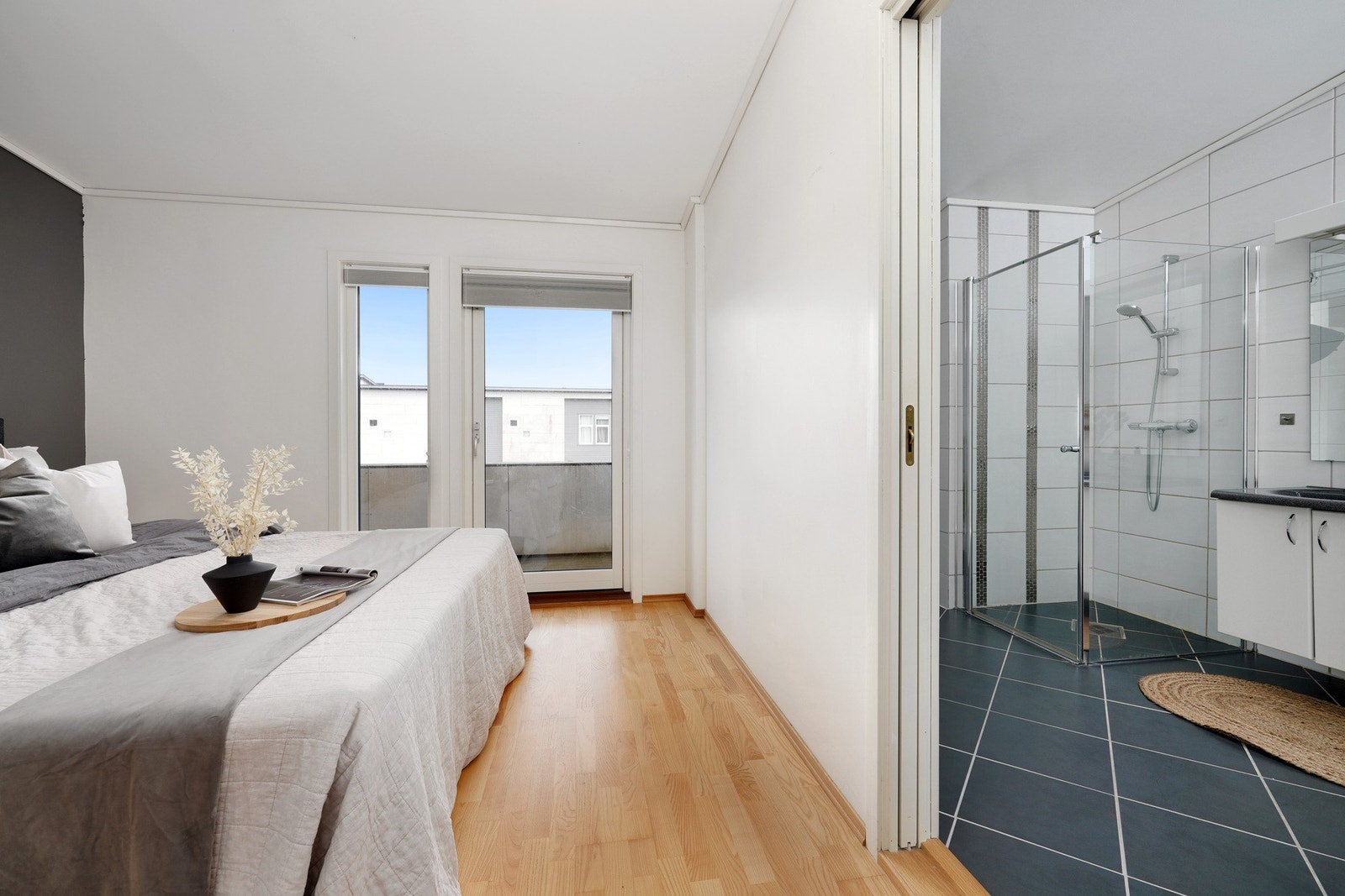 Egen inngang fra hovedsoverom til bad Galleribilde