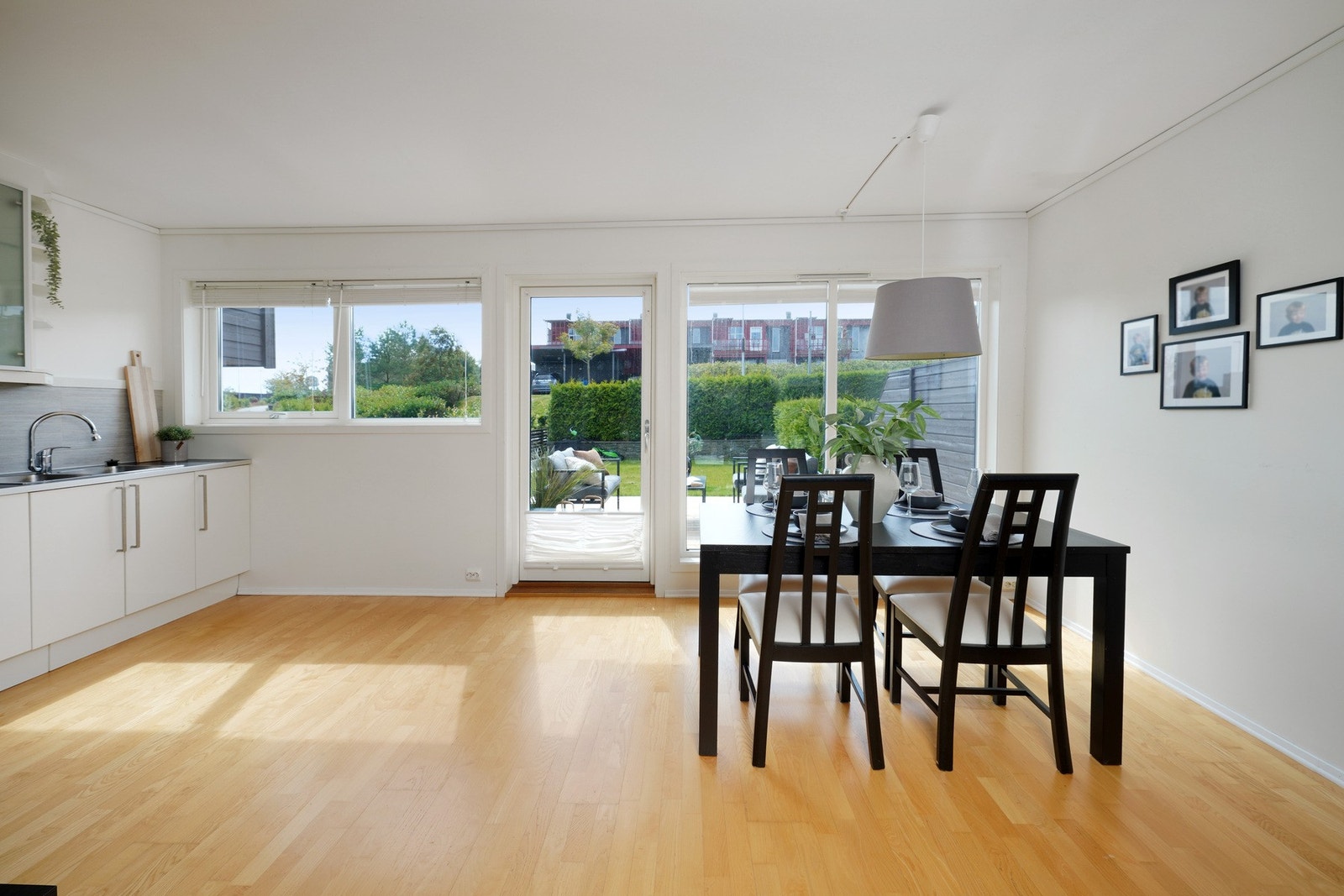 Romslig spiseområde med plass til en stor familie ved middagsbordet Galleribilde