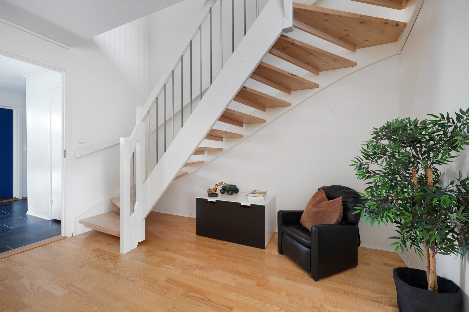 Trapp opp til 2.etg Galleribilde