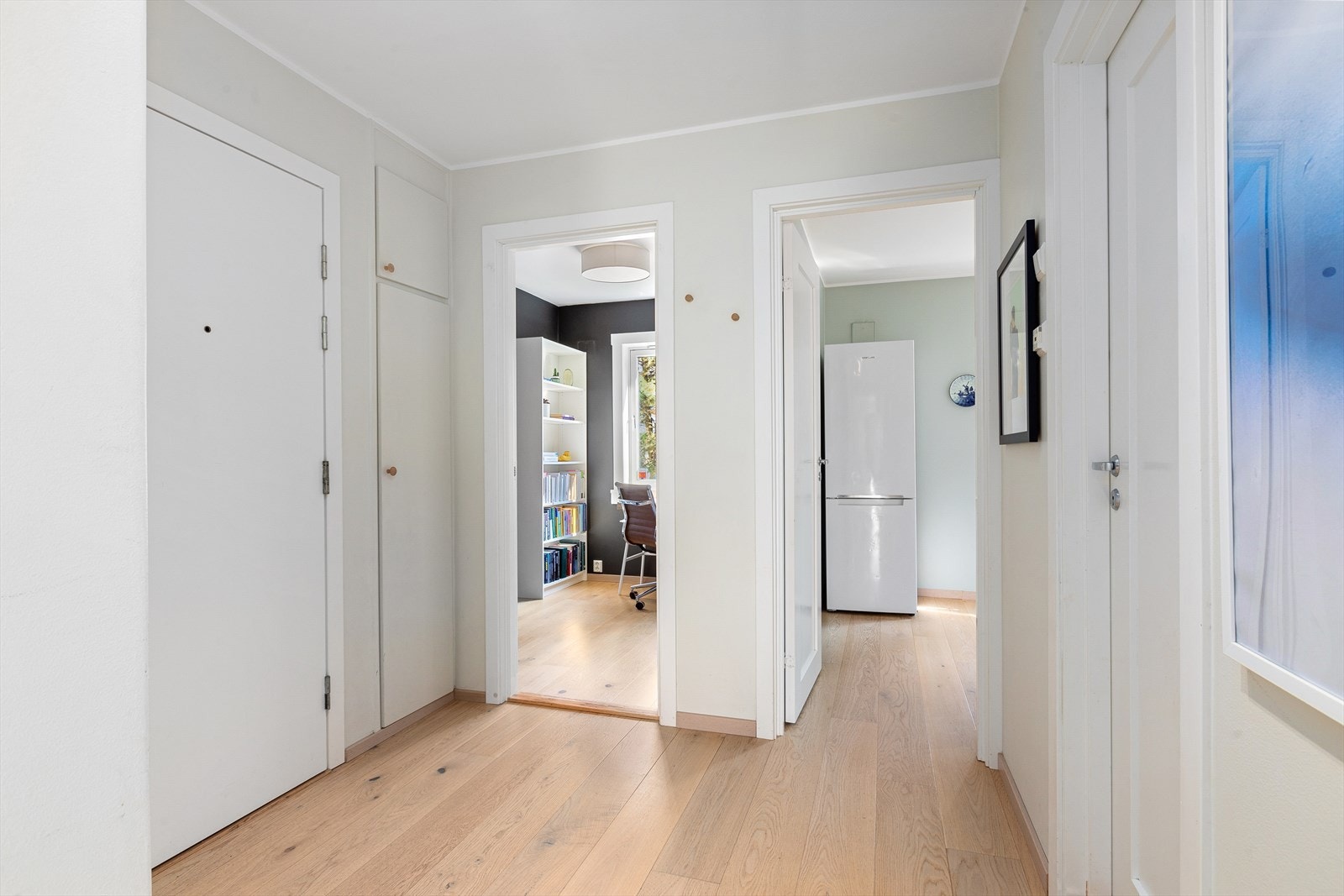 Mellomgang med plassbygget skapløsning og enkel adkomst til alle rom. Galleribilde